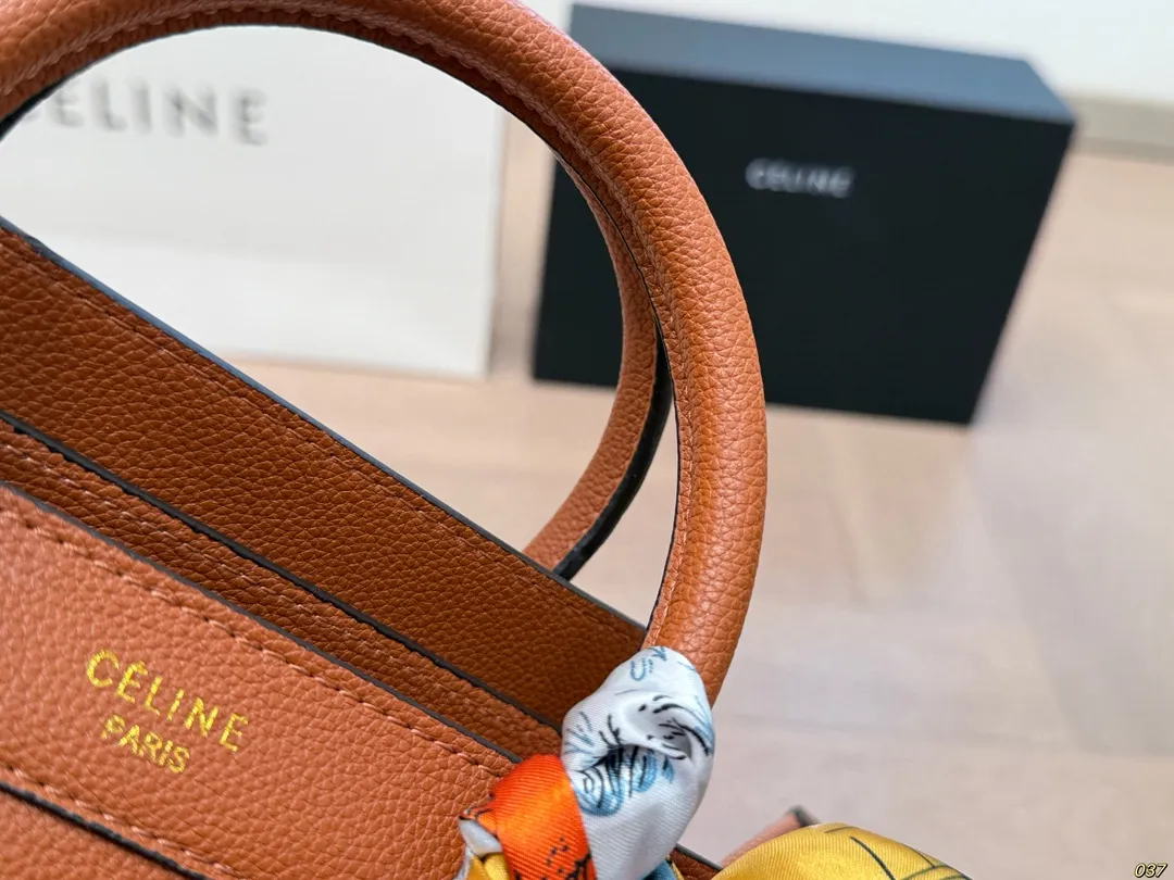 &yen;190 作为造型独特、极具辨识度的包包， Celine赛琳&mdash;笑脸包 无疑凭借其囧脸造型赢得众多关注。 Celine凭借这款笑脸包冲出欧洲，一跃成为一时最火的品牌。尺寸小号20 20