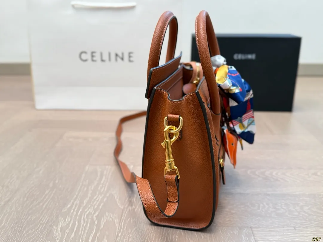 ¥190 作为造型独特、极具辨识度的包包, Celine赛琳—笑脸包 无疑凭借其囧脸造型赢得众多关注。 Celine凭借这款笑脸包冲出欧洲,一跃成为一时最火的品牌。尺寸小号20 20