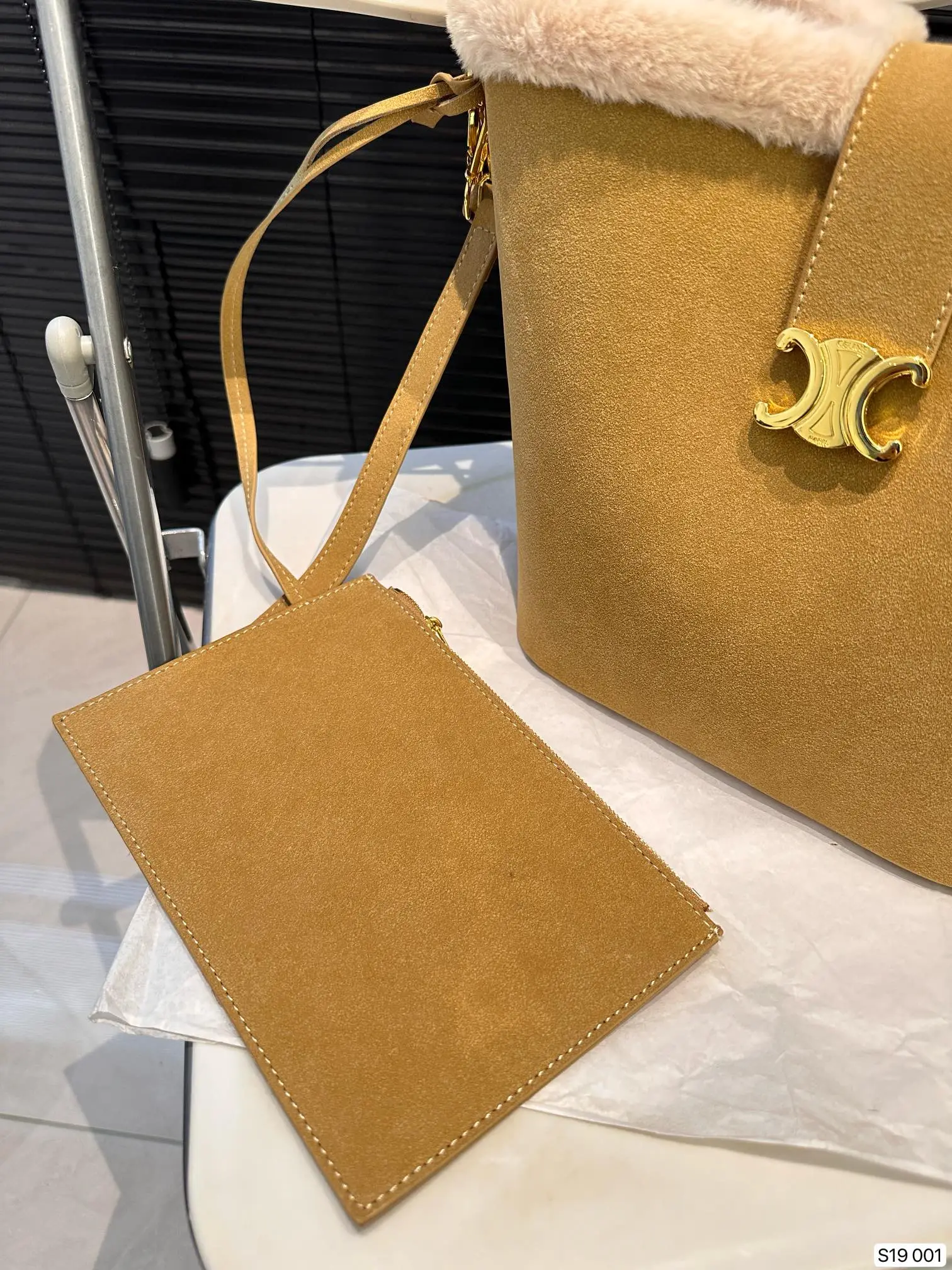 P145 赛琳秋冬限定|毛茸茸的celine水桶包 celine这次的新品我很满意这只毛茸茸的托特真的很可爱,在秋叶飘零的时候背上有多应景了秋冬氛围感直接拿捏!尺寸:24 24 货号001