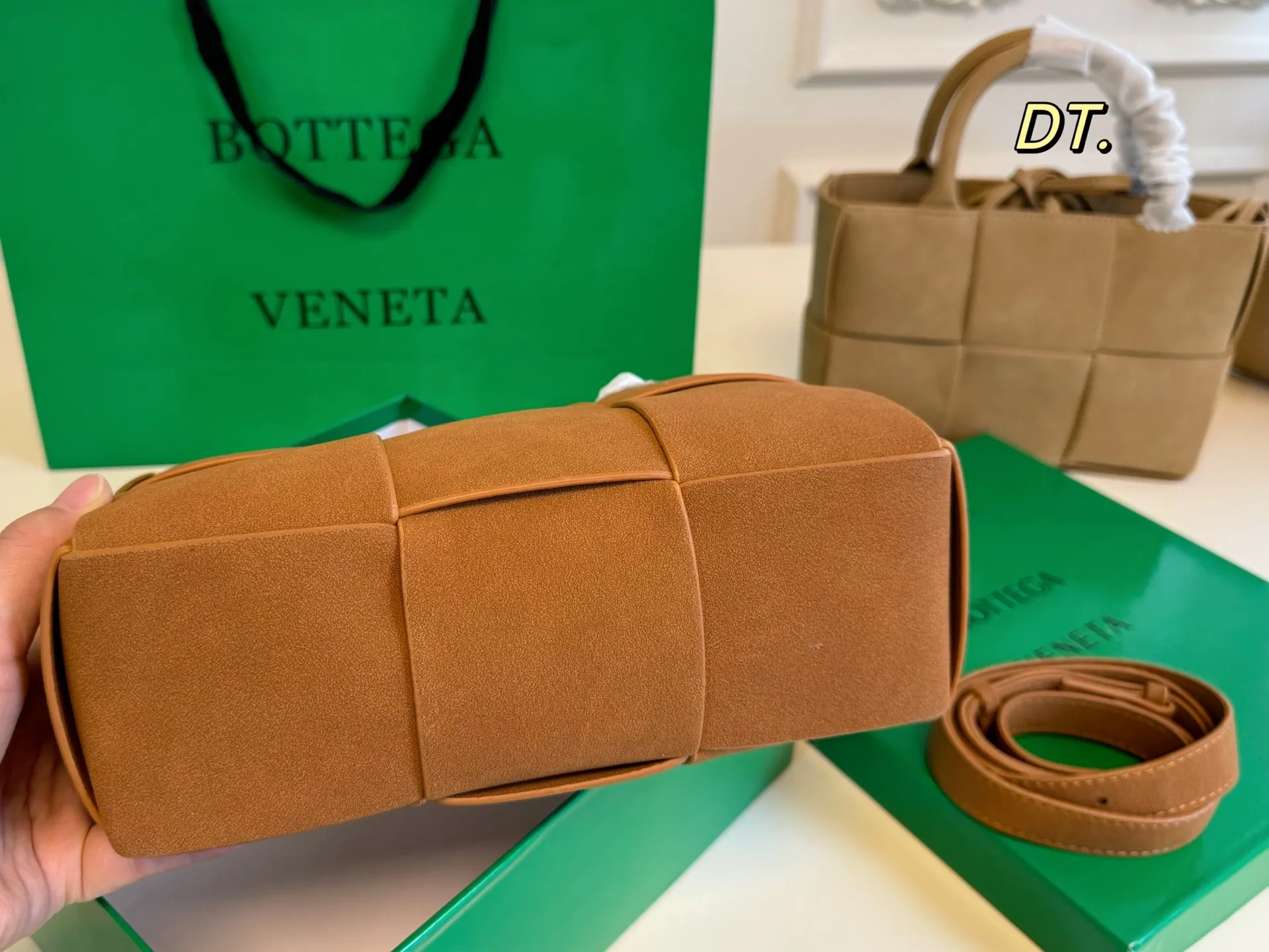 P150（配盒） size：24&times;17 BV cassettes新款麂皮绒托特包💕 简约别致，艺术感超强！ 时髦与休闲的完美碰撞💥 内置零钱袋，轻松舒适！ 低调又奢华的一款单品！