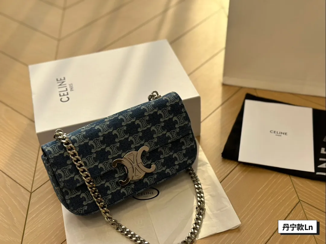 ¥125配盒 包包分享Celine凯旋门系列第一只Celine必须是凯旋门 这款包算是经典款适合春夏秋冬出门要被问很多遍滴一款包 性价比炒鸡高滴一款包 分大小号质量跟容量都杠杠给力小可爱们放心安排就好 20cm