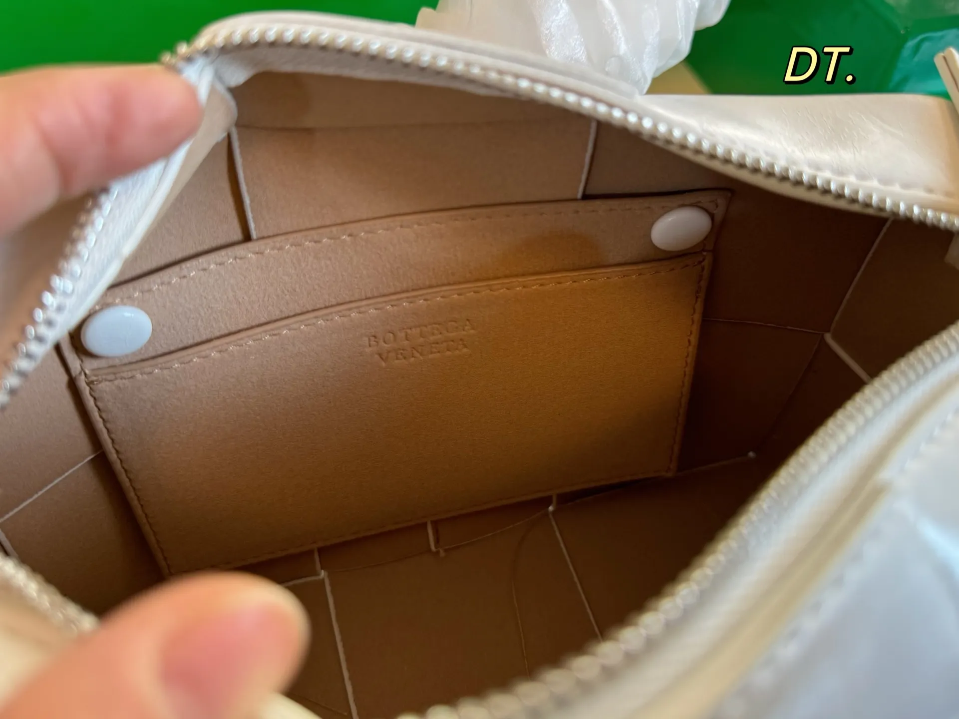 P140（配盒） size：22&times;15 BV cassettes新款编织豆腐斜挎包💕 简约别致，高级时髦不张扬！ 不管斜挎、单肩都是满满的造型感～ 实物皮质很软却饱满有型～ 男女都可轻松驾驭❗️