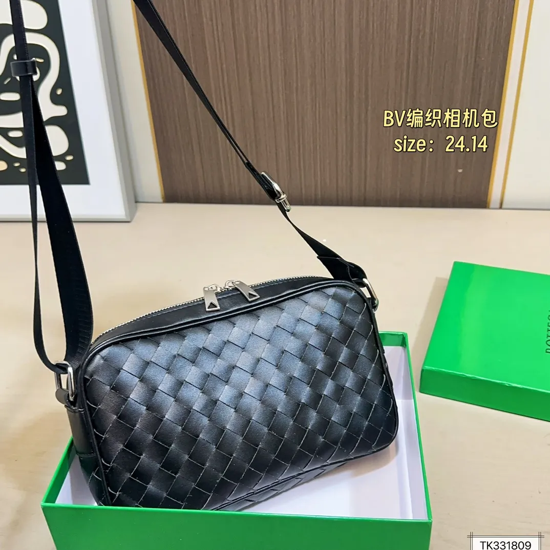 💰125（配盒） 尺寸24&times;14 BV 新款Veneta编织相机包斜挎包 简约别致，高级时髦不张扬！ 不管斜挎、单肩都是满满的造型感～ 实物皮质很软却饱满有型～ 简约大气，超级有范 男女同款