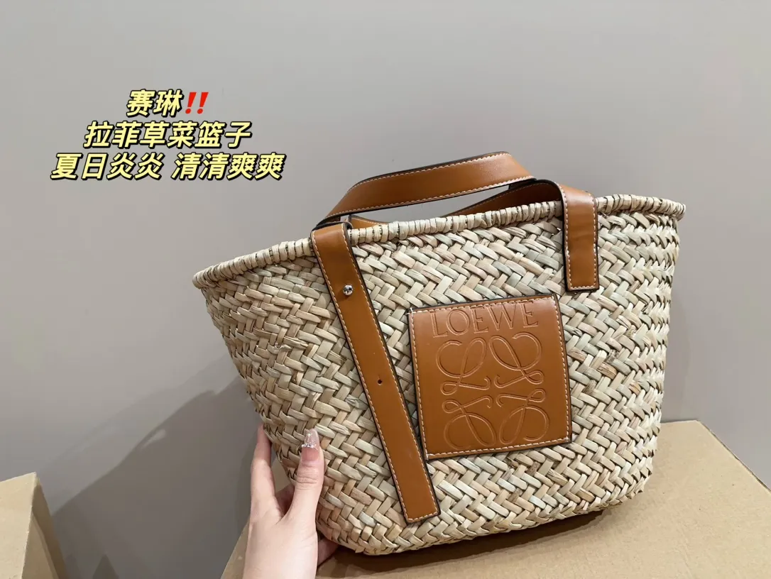 P120⚠️尺寸24.21 赛琳 拉菲草菜篮子 草编包的趋势再度袭卷而来,轻松成为本季新 宠!不论日常出游或是假日逛街,出镜率超高的包 款总让人联想到温暖的季节和愜意海滩时光。由拉 菲草编织而成,质地清新自然,从视觉到触感都自带夏日风情,为结构感鲜明的包款注入优雅精髓。