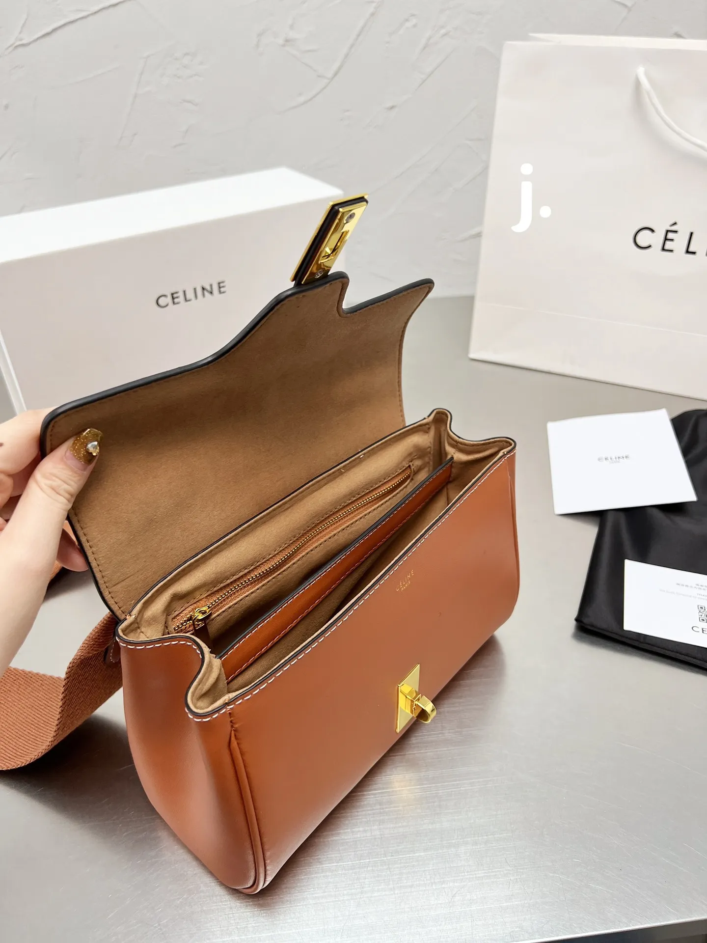 p165 Celine |soft 16-小号 CELINE斜挎和单肩都很好看有腔调!搭配任何衣服都非常百搭,四季可用,让你可甜可盐,今年的Celine 风潮风靡全世界,拥有这只一定让你成为全场最有话题的时髦精 尺寸 24 14 配折叠盒