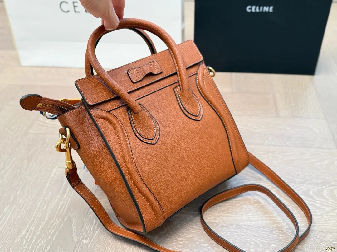 ¥190 作为造型独特、极具辨识度的包包, Celine赛琳—笑脸包 无疑凭借其囧脸造型赢得众多关注。 Celine凭借这款笑脸包冲出欧洲,一跃成为一时最火的品牌。尺寸小号20 20