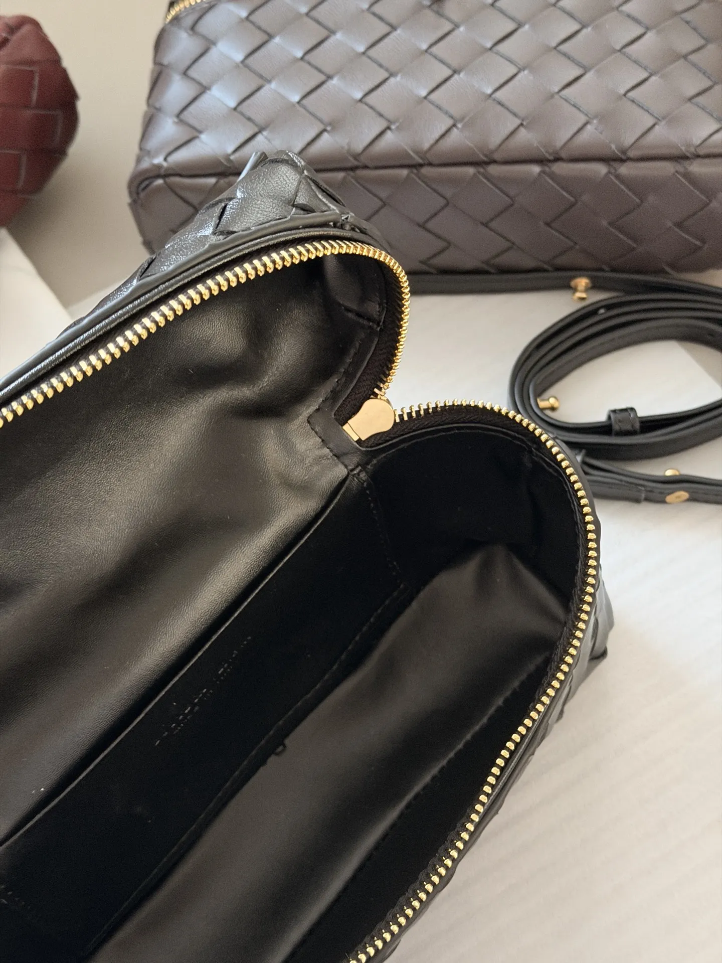 💰205 牛皮 配盒 size：23*13cm BV BangBang Vanity棒棒包， 任何人没有买到这只 包我会伤心的 造型独特精致，日常使用容量足够，可手提可斜挎，多种造型随意切换！