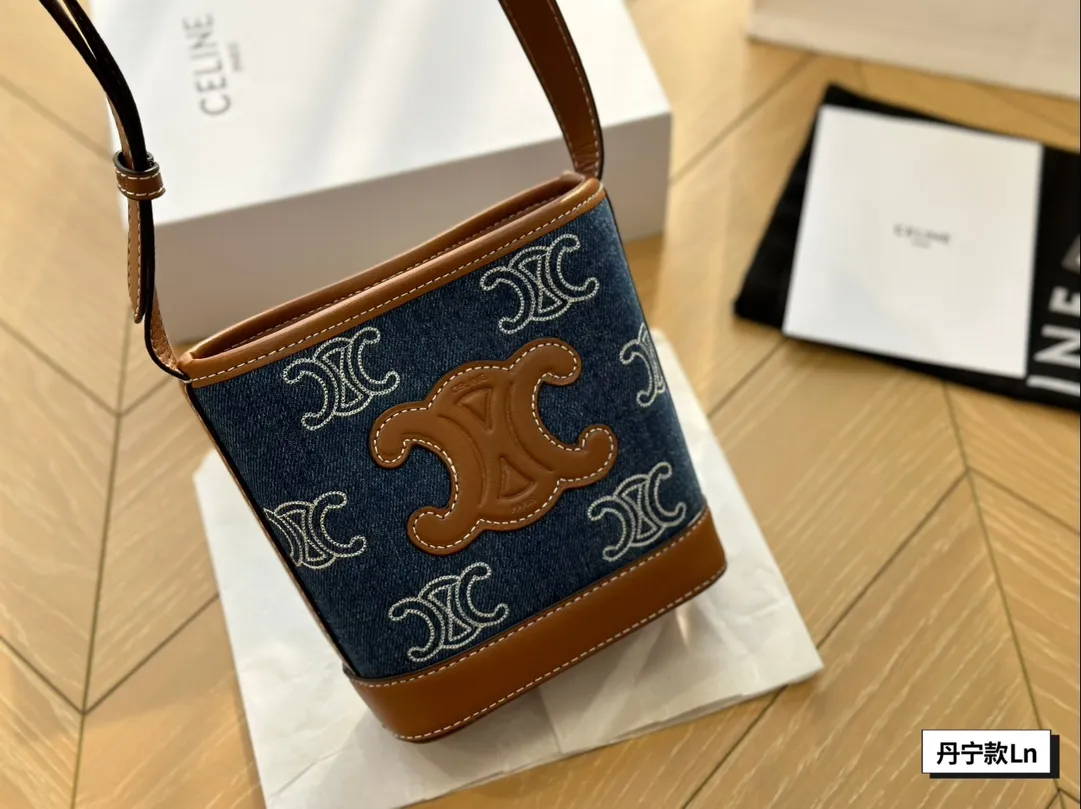 &yen;125配盒 瑟琳Celine TRIOMPHE通体刺绣牛仔布和牛皮革迷你水桶包，5x16x7cm：19. 5x16x7cm