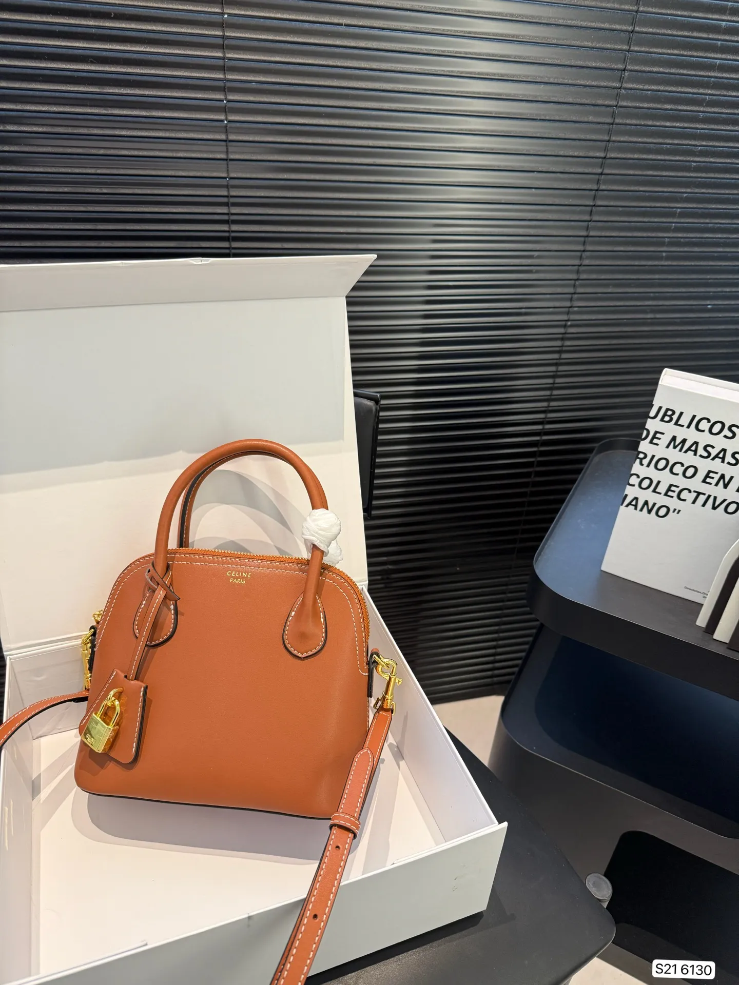 P155 配折叠盒子 赛琳贝壳 CELINE| 限定特别款来袭 全新的包型 可手提也可以斜挎肩背 是本季的老花限定特定款哦!! 超有气质的一款~ 尺寸:21.5 18 货号6130