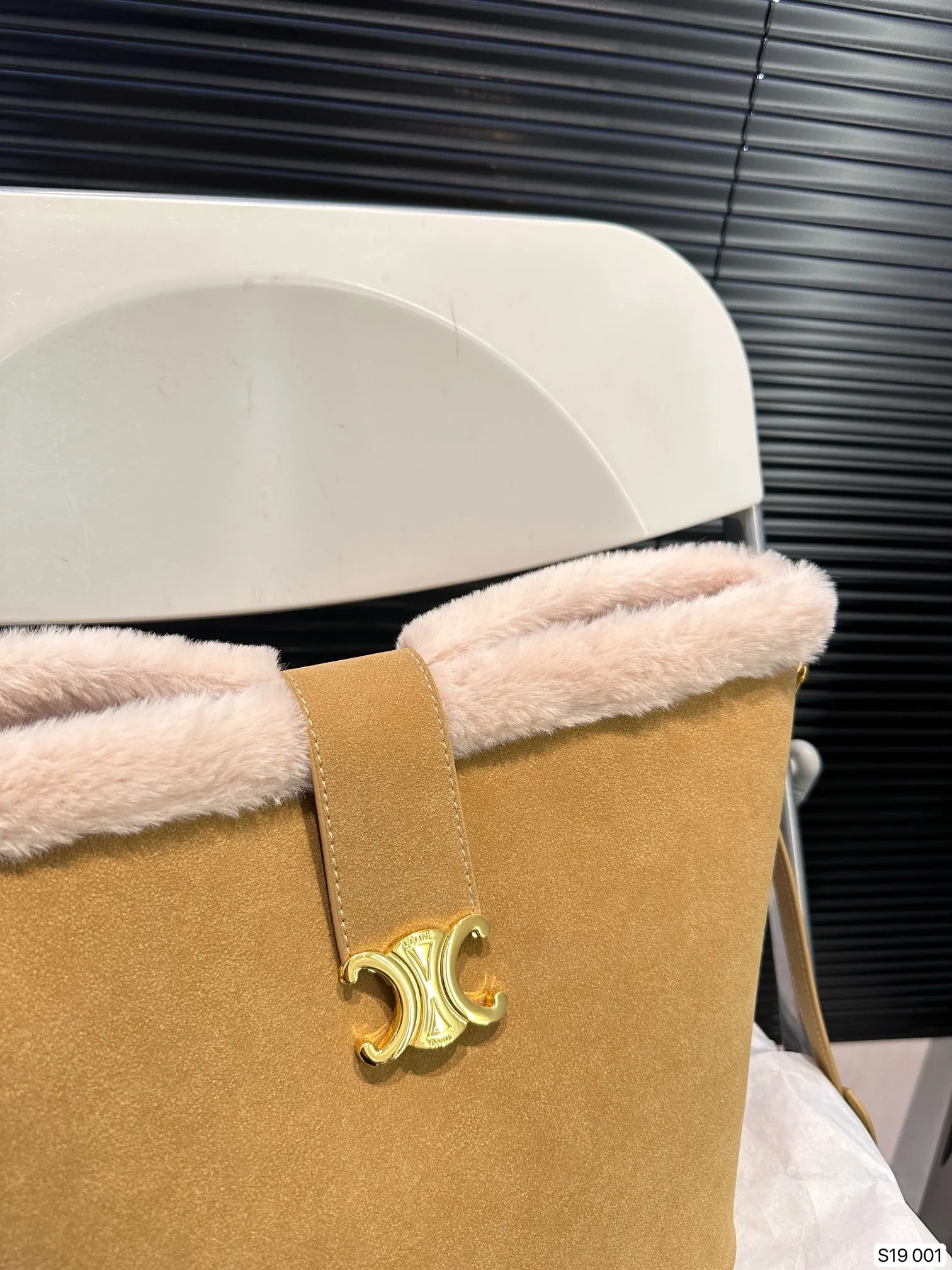 P145 赛琳秋冬限定|毛茸茸的celine水桶包 celine这次的新品我很满意这只毛茸茸的托特真的很可爱，在秋叶飘零的时候背上有多应景了秋冬氛围感直接拿捏！尺寸：24 24 货号001