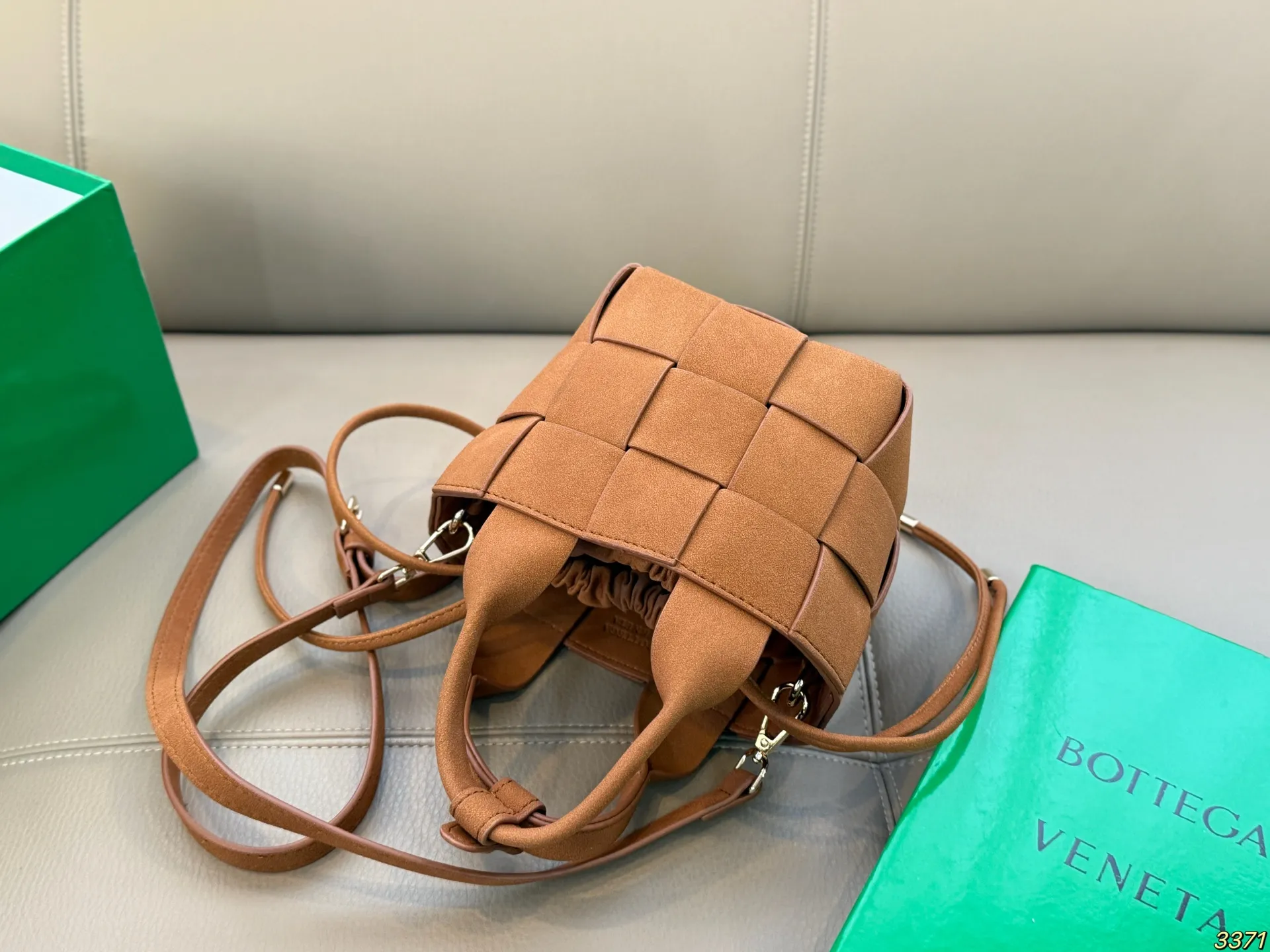 ¥150配盒 BV编织包菜篮子 超级经典又时髦 意外的百搭 耐看精致 日常出街 集美必入 尺寸:13 13