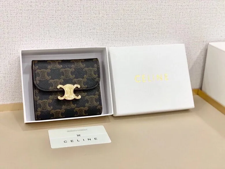P95🎀Celine 66889🎀颜色 黑色 🎀尺寸 11*10*5 🎀Celine短式钱包非常炫美的一个系列,专柜同步,采用头层牛皮,精致时尚!