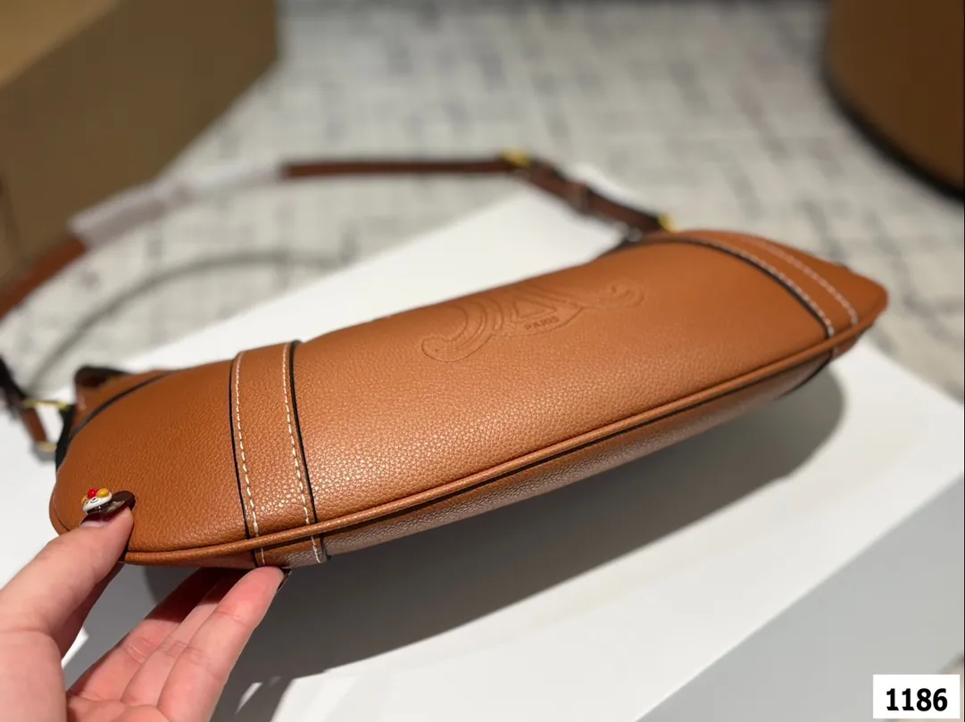 P160 配折叠盒子 赛琳CELINE Hobo腋下包 质感很高级 容量超级大也很耐用 日常出街背它回头率百分百 就是这种随性慵懒感 尺寸：34.16