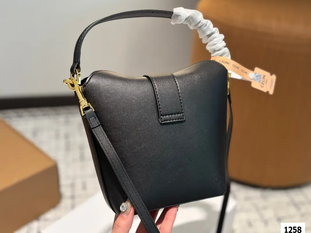 &yen;140 &yen;145 配折叠盒盒 size：13.14cm 16.17cm 赛琳新款的薯条 加入开口设计~ 今年的大包都很 喜欢~ ~凹造型好物+街拍时尚单品 容量可满足短途旅行需求大包