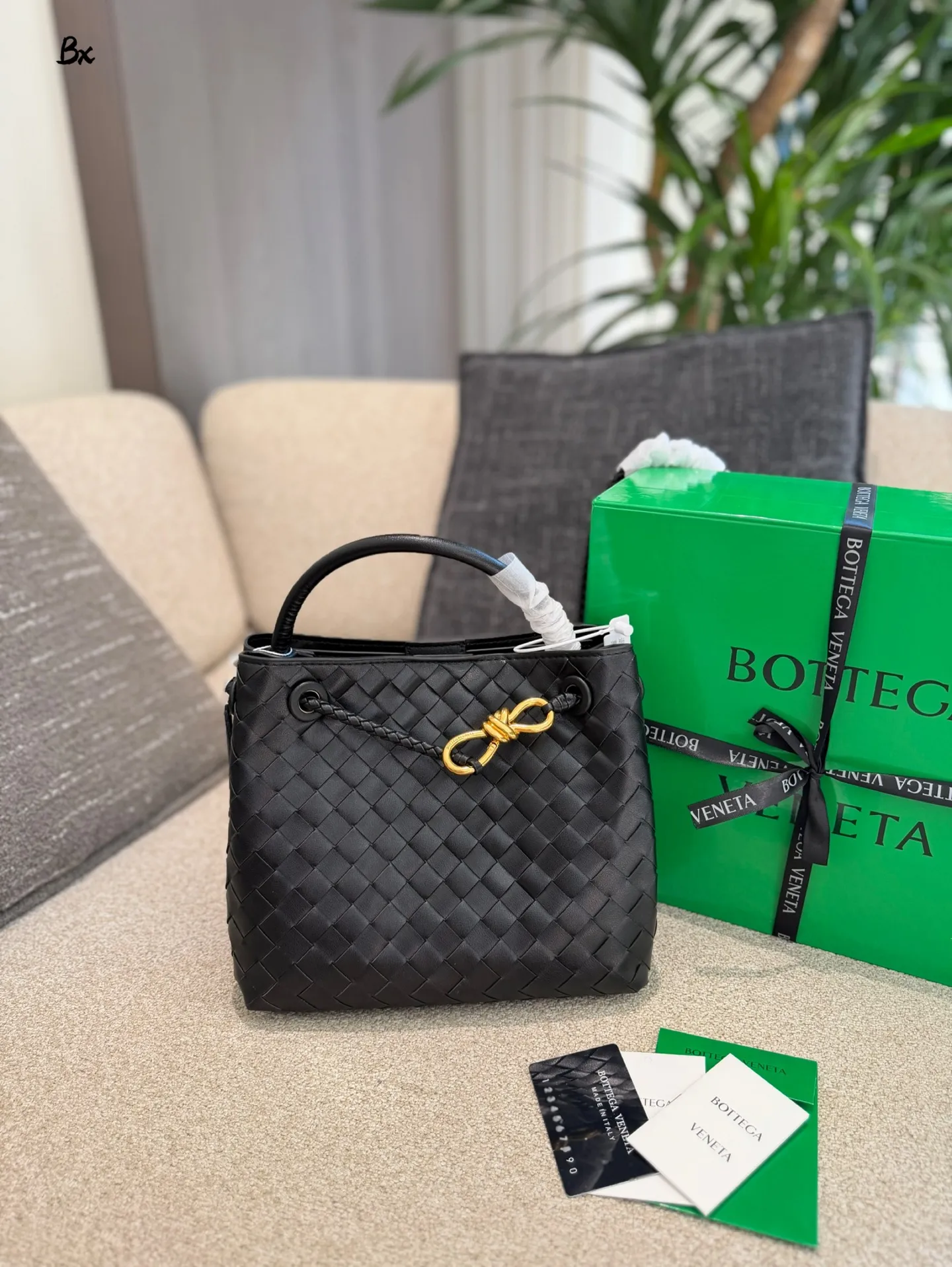 p235p255 BV Andiamo巴罗洛手袋 🍷Bottega Veneta Andiamo系列手袋,巴罗洛酒红色超有质感,Nappa小羊皮+Intrecciato编织工艺,触感柔软细腻,纹理超美!金属绳结锁扣可调节,单肩、手拎、斜挎都OK,通勤日常都能用👜。小号&中号容量适中,实用又时髦,酒红色优雅复古,秋冬搭配超出片,是都市女生必入的高端手袋✨。25cm30cm配盒子