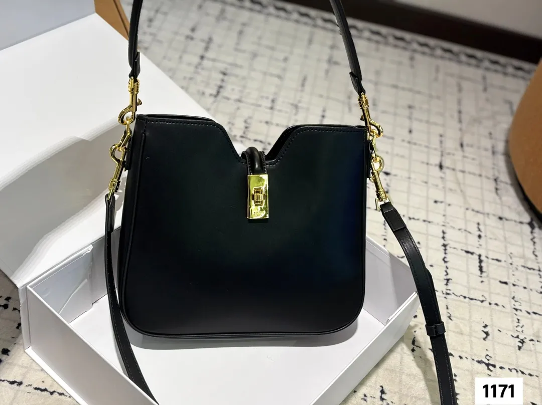 P145 配折叠盒子 Celine 赛琳水桶包 一直很喜欢小牛皮的包 经久耐看 有着高颜值的复古文艺气息🌱 尺寸：25 21.5