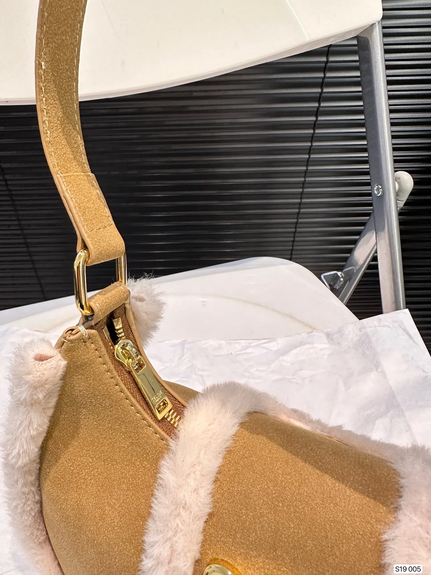 P145 赛琳秋冬限定|毛茸茸的celine腋下包 celine这次的新品我很满意这只毛茸茸的托特真的很可爱，在秋叶飘零的时候背上有多应景了秋冬氛围感直接拿捏！尺寸：26 14 货号005