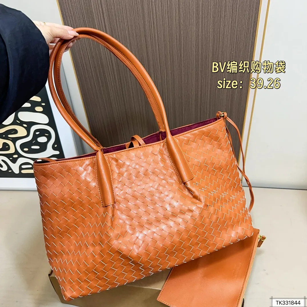 💰160 BV编织购物袋 bv 编织购物袋它是这一季中性价比+实用性最棒的一只包包！内置小包！容量非常 尺寸39.26