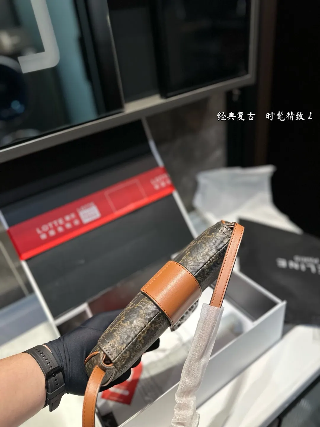 ❤️P145（礼盒包装）❤️ 赛琳 凯旋门腋下包 时髦拿捏住啦 不显老气好好搭啊 而旦貌美气质加成好高的呀~ 爱死了这份从容优雅⚠️尺寸27.11