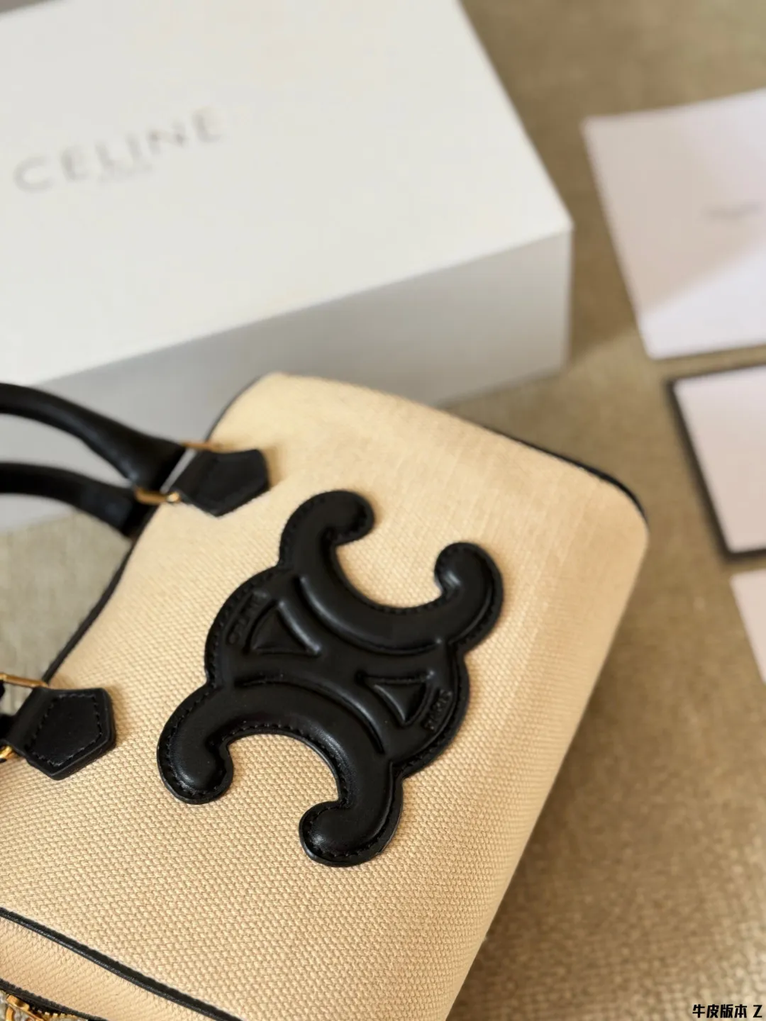 牛皮版本 p170 Celine 枕头包 很喜欢Lisa近期机场照总是背着的波士顿包 高颜值 有着原设计本身经典的味道高颜值的复古文艺气息 简洁利落的包身线条,复古印花图案真的很Old school, 不经意的高级,心尖尖喜欢的款秒get 尺寸20 14 配盒