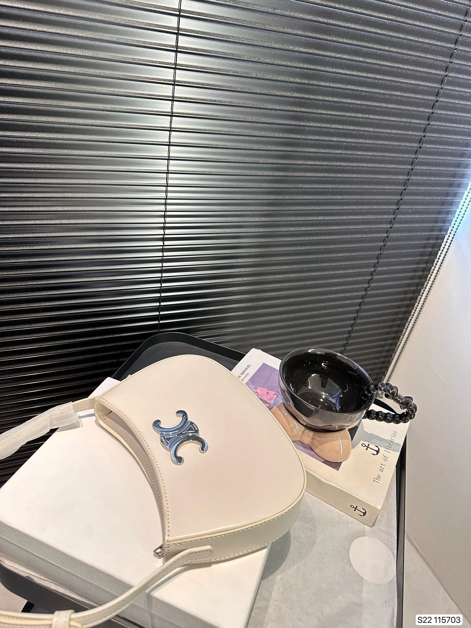 P160 配盒子 赛琳腋下包 腋下包中的小可爱 它的出镜率会很高滴 高级感超强！尺寸：22 13 货号115703