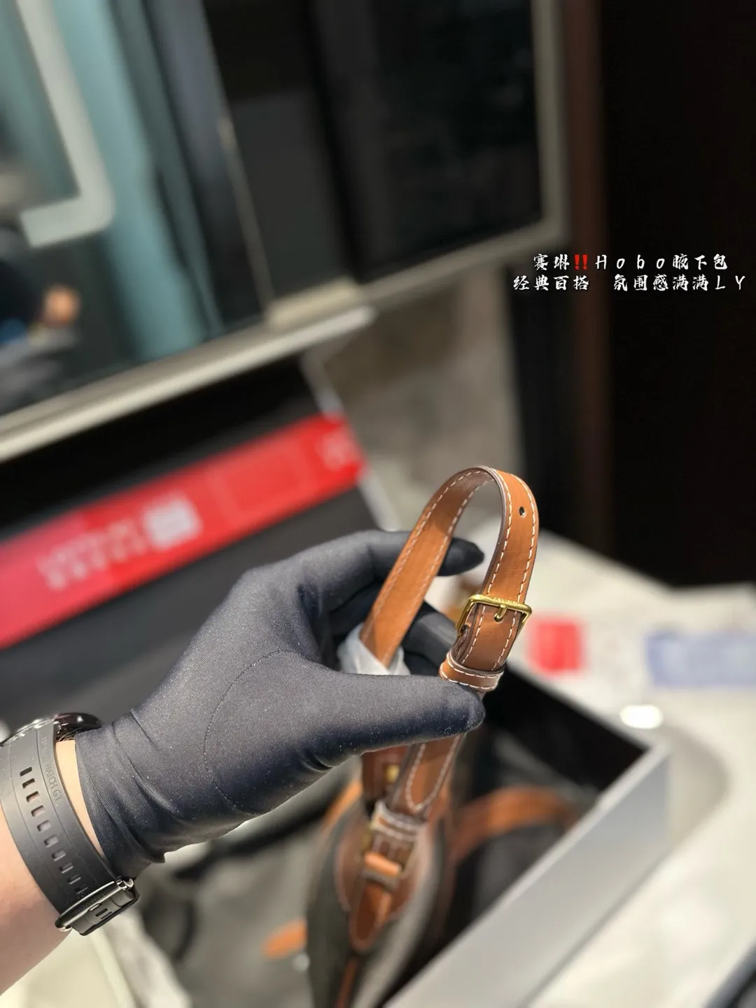 ❤️P150(礼盒包装)❤️ 赛琳 Hobo 腋下包 CELINE新款老花条纹Hobo手袋 🤩经典的老花图案搭配条纹设计,独特又时髦,轻松打造出优雅又摩登的氛围💫。Hobo包型设计既时尚又实用,适合日常出街、上班或周末旅行,随时随地都能让你变身焦点🔥。Hobo设计,宽大实用,可以装下日常必需品,肩背舒适,完美应对任何场合。💖 ⚠️尺寸33.26