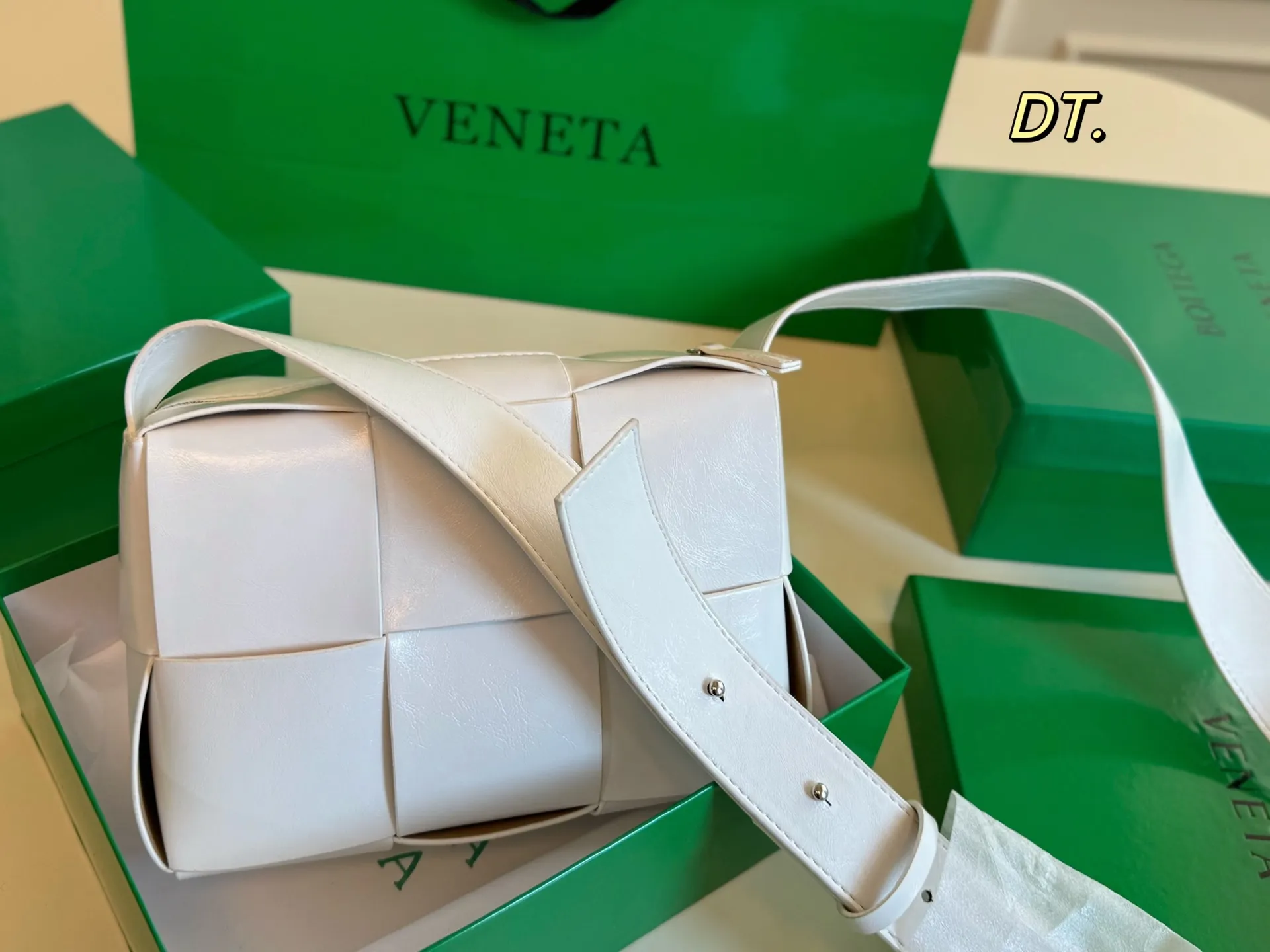 P140（配盒） size：22&times;15 BV cassettes新款编织豆腐斜挎包💕 简约别致，高级时髦不张扬！ 不管斜挎、单肩都是满满的造型感～ 实物皮质很软却饱满有型～ 男女都可轻松驾驭❗️