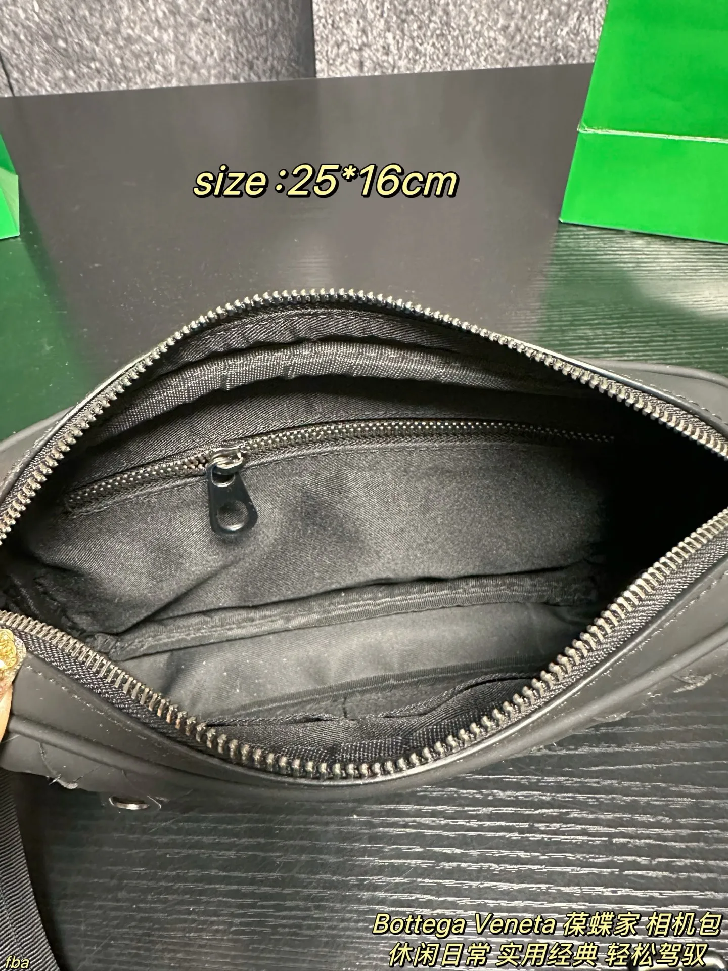 P135配盒 Bottega Veneta 葆蝶家 相机包 方正的相机包造型,配有前置拉链小袋与主仓拉链开合,内部含拉链暗袋/帆布隔层,可容纳手机、钱包、平板等日常小物;搭配可调节尼龙肩带,支持单肩、斜挎两种背法。整体简约无明显logo,黑色编织纹理低调奢华,适配商务、休闲、日常出行等多种场景,是BV男士包袋中兼具实用性与品牌辨识度的经典款 尺寸:25*16cm