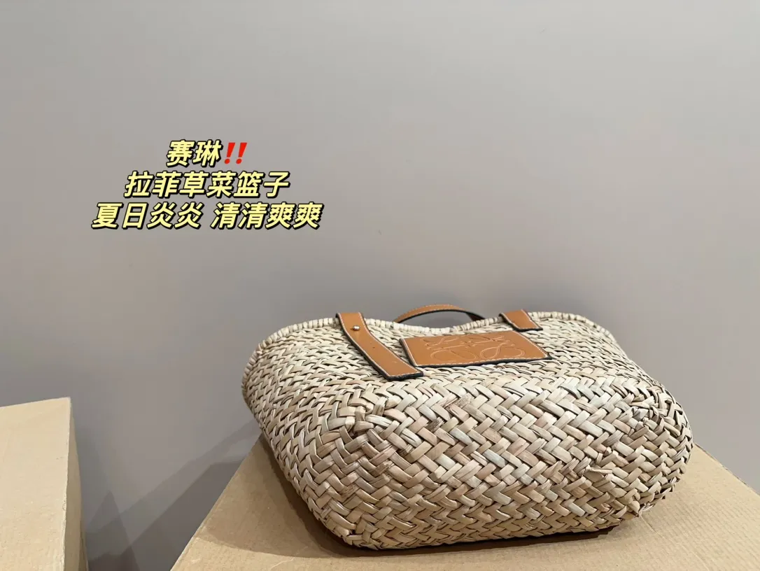 P120⚠️尺寸24.21 赛琳 拉菲草菜篮子 草编包的趋势再度袭卷而来,轻松成为本季新 宠!不论日常出游或是假日逛街,出镜率超高的包 款总让人联想到温暖的季节和愜意海滩时光。由拉 菲草编织而成,质地清新自然,从视觉到触感都自带夏日风情,为结构感鲜明的包款注入优雅精髓。