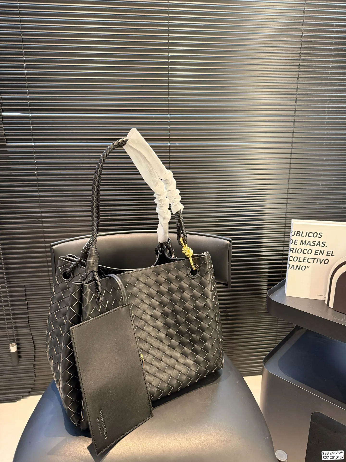 大号P215 小号P185 BV的降落伞Parachute，编织的工艺自然且优美，皮质交叉编织出的纹路和背带处的金属编织设计，既原始又摩登，轻松拿捏美拉德穿搭的帅气🤏 尺寸大32 28 小21 16 货号大24125 小26101