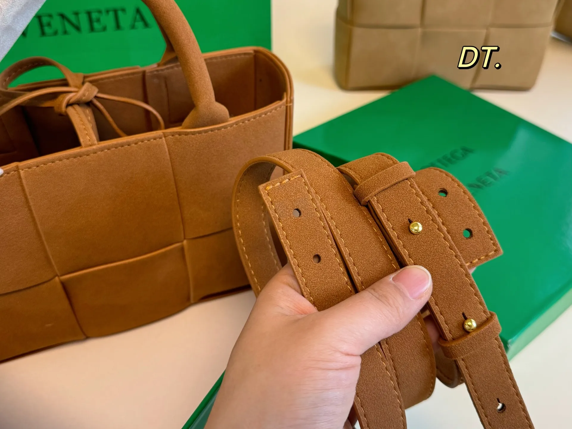 P150（配盒） size：24&times;17 BV cassettes新款麂皮绒托特包💕 简约别致，艺术感超强！ 时髦与休闲的完美碰撞💥 内置零钱袋，轻松舒适！ 低调又奢华的一款单品！