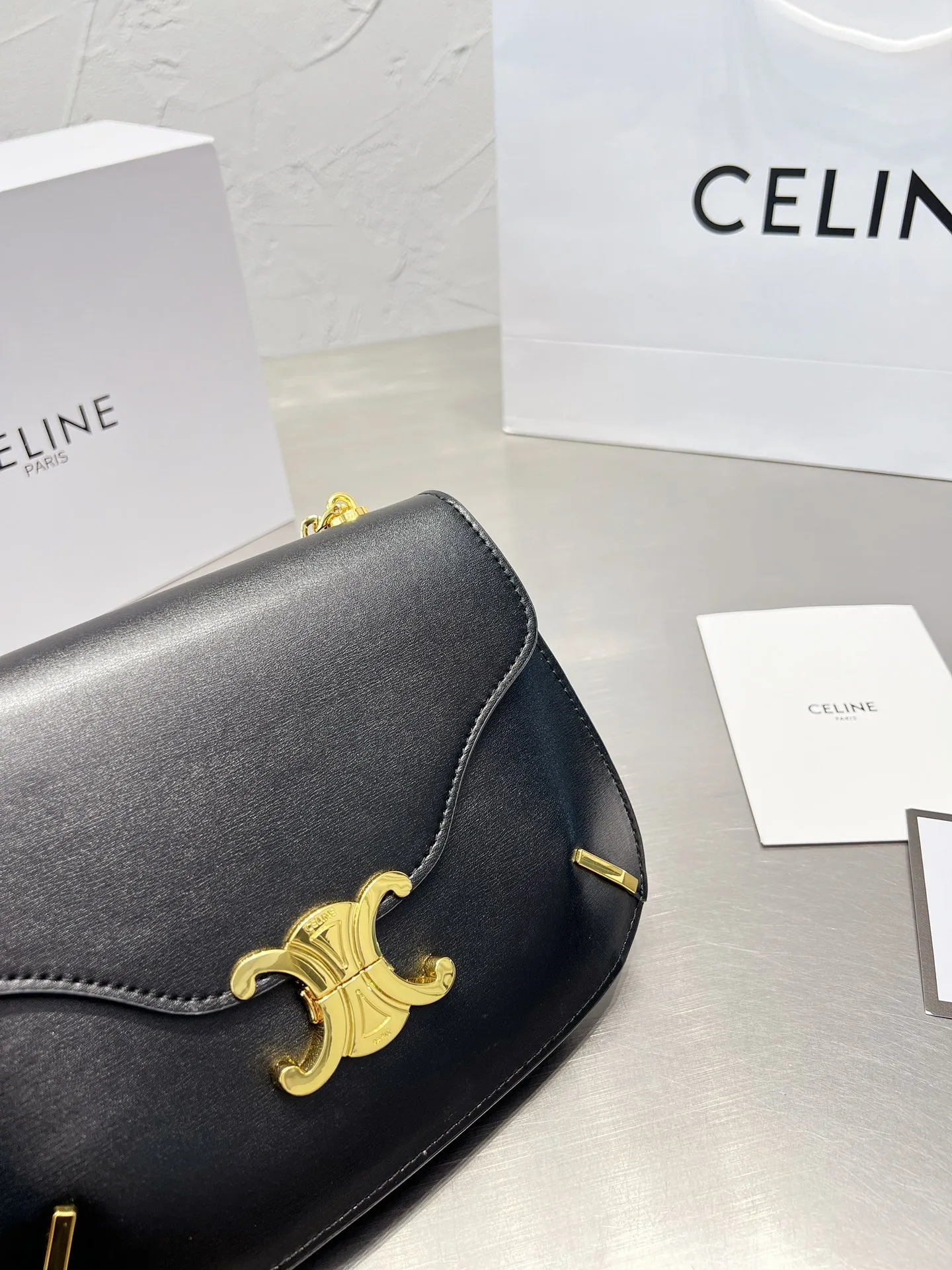 &yen;150折叠盒 Celine22夏季新品！又又又是凯旋门链条包！ 正式地为大家介绍它的名字：凯旋门Besace 链条包（或者腋下包）！新成员真的太美了！还是一如既往地采用亮泽小牛皮配以经典凯旋门logo和热度超高的金属链条黑金真的是永远的好搭档！百搭时尚就不再重复了包体没有什么厚度 但是非常有深度！除了手机钱包钥匙外再放气垫粉饼湿巾都没问题哦！24*18cm