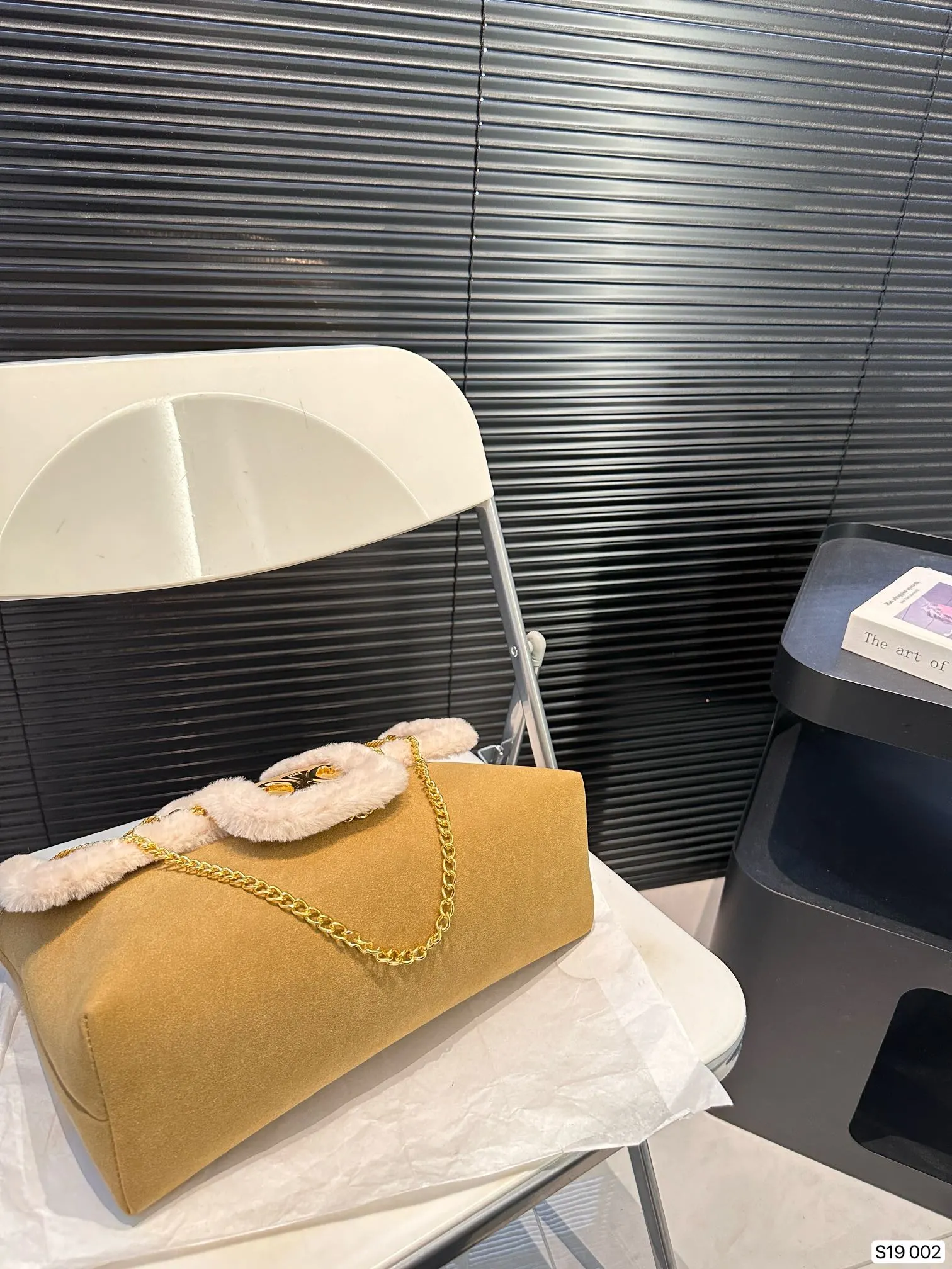 P145 赛琳秋冬限定|毛茸茸的celine链条包 celine这次的新品我很满意这只毛茸茸的托特真的很可爱,在秋叶飘零的时候背上有多应景了秋冬氛围感直接拿捏!尺寸:32 23 货号002