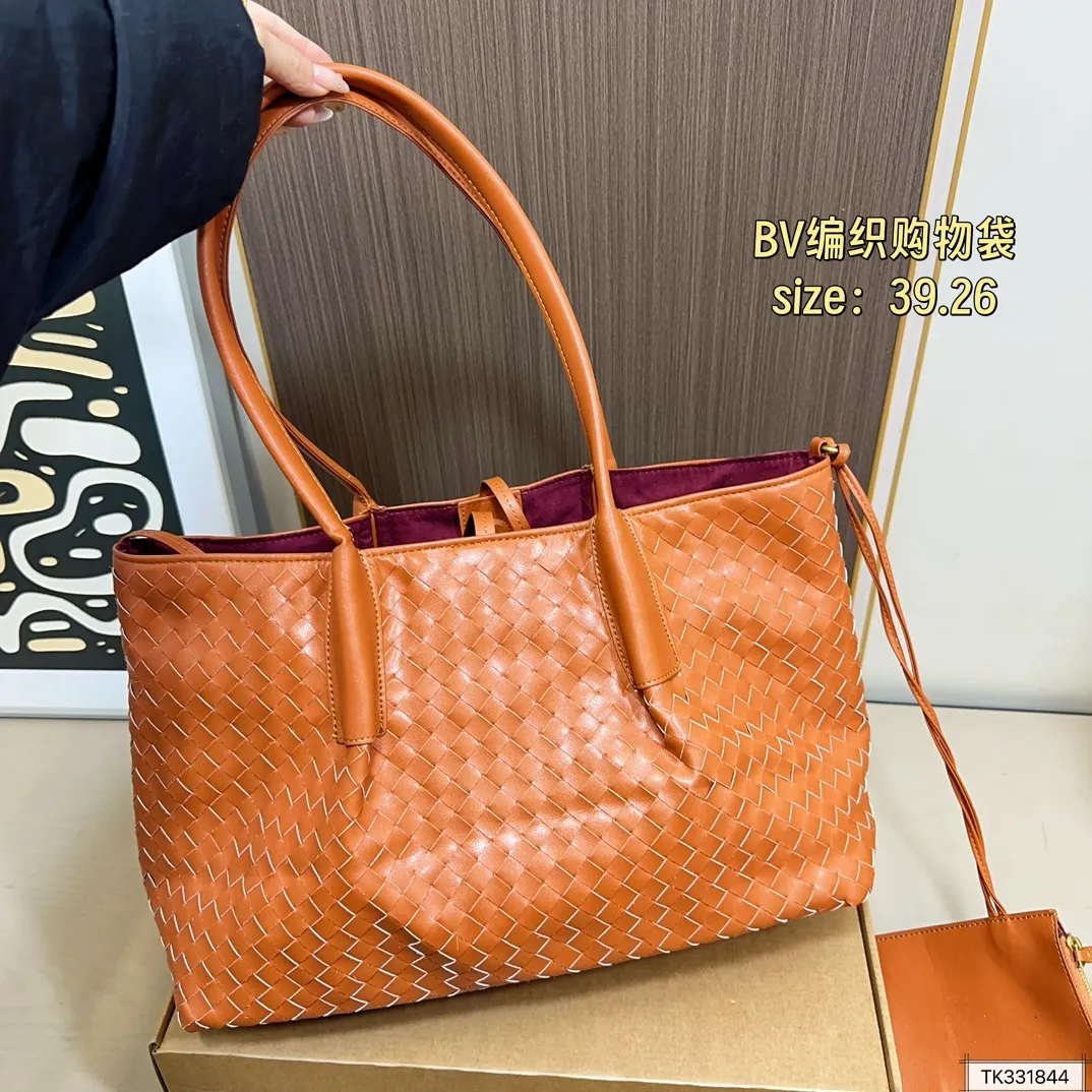 💰160 BV编织购物袋 bv 编织购物袋它是这一季中性价比+实用性最棒的一只包包!内置小包!容量非常 尺寸39.26