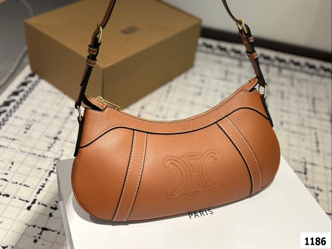 P160 配折叠盒子 赛琳CELINE Hobo腋下包 质感很高级 容量超级大也很耐用 日常出街背它回头率百分百 就是这种随性慵懒感 尺寸:34.16