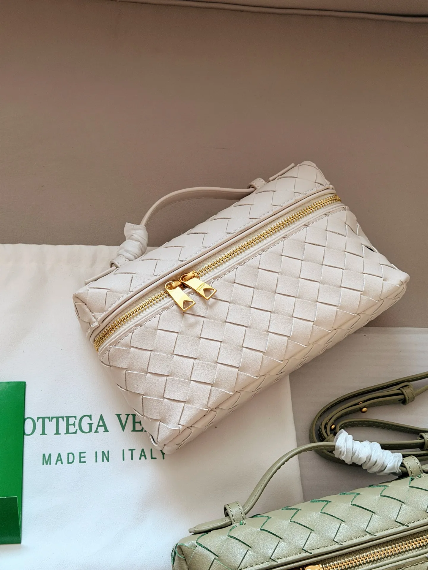 💰205 牛皮 配盒 size:23*13cm BV BangBang Vanity棒棒包, 任何人没有买到这只 包我会伤心的 造型独特精致,日常使用容量足够,可手提可斜挎,多种造型随意切换!