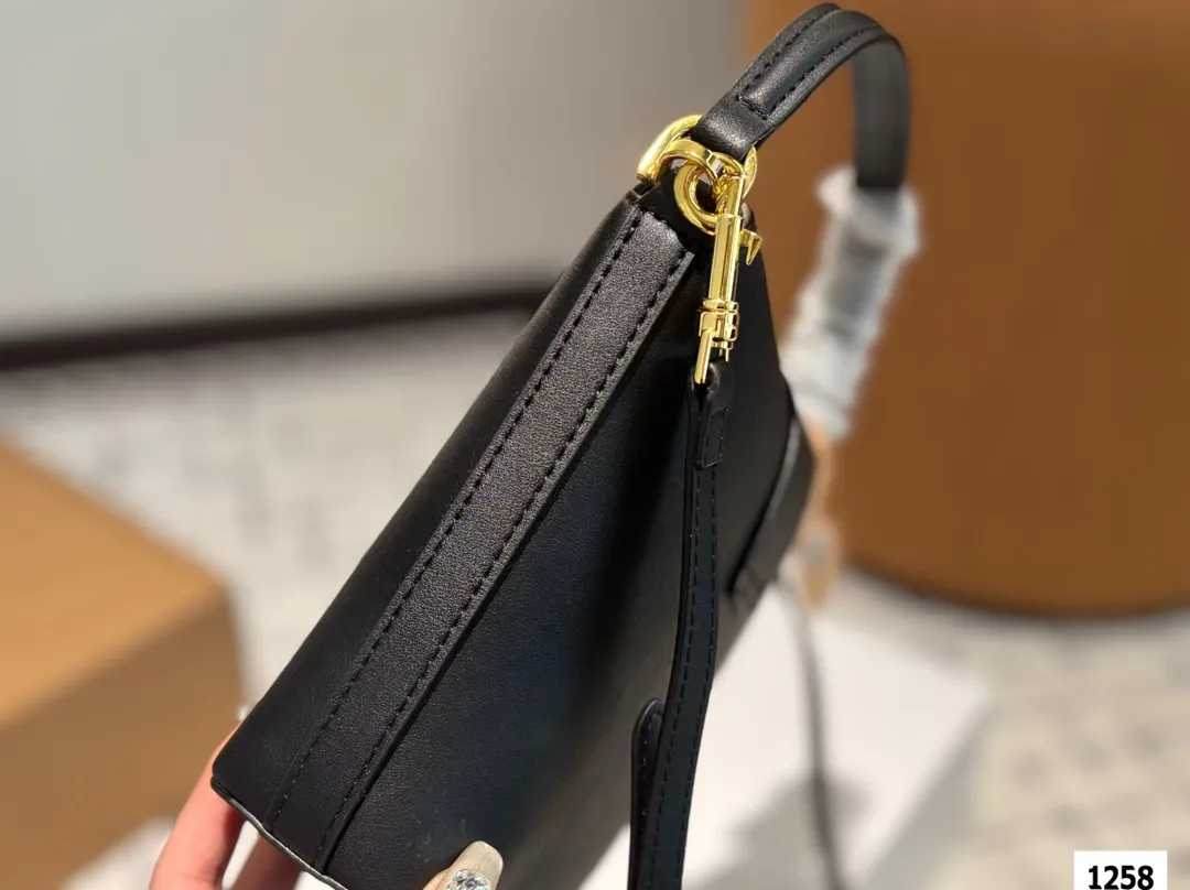 &yen;140 &yen;145 配折叠盒盒 size：13.14cm 16.17cm 赛琳新款的薯条 加入开口设计~ 今年的大包都很 喜欢~ ~凹造型好物+街拍时尚单品 容量可满足短途旅行需求大包