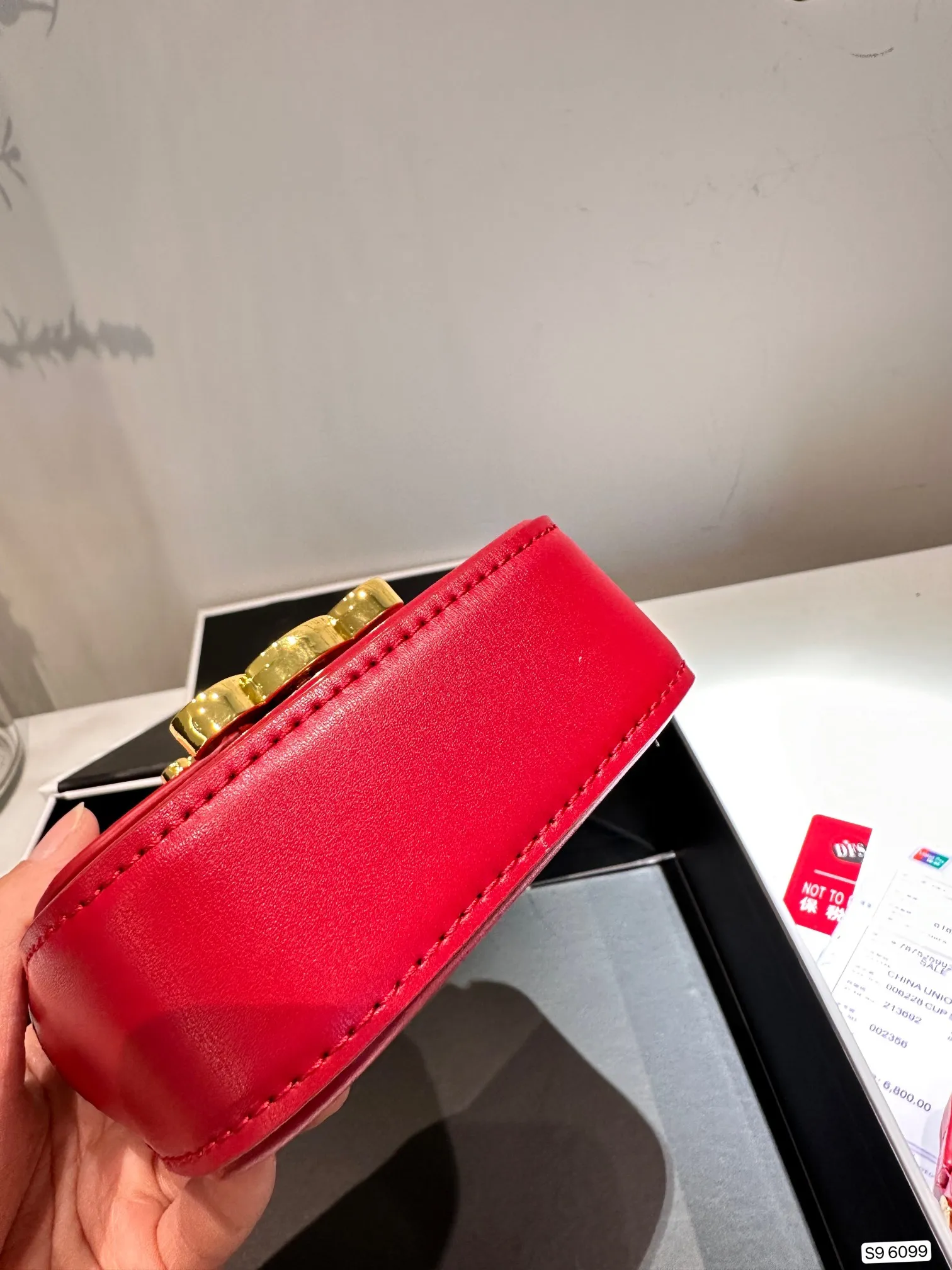 P95 配折叠盒Celine 赛琳迷你口红包粉饼包零钱包 精致零钱包时尚凹凸造型单品 拿来当配饰也是极好的时髦小配件可爱的不要不要的 尺寸：11.5 9 货号6099