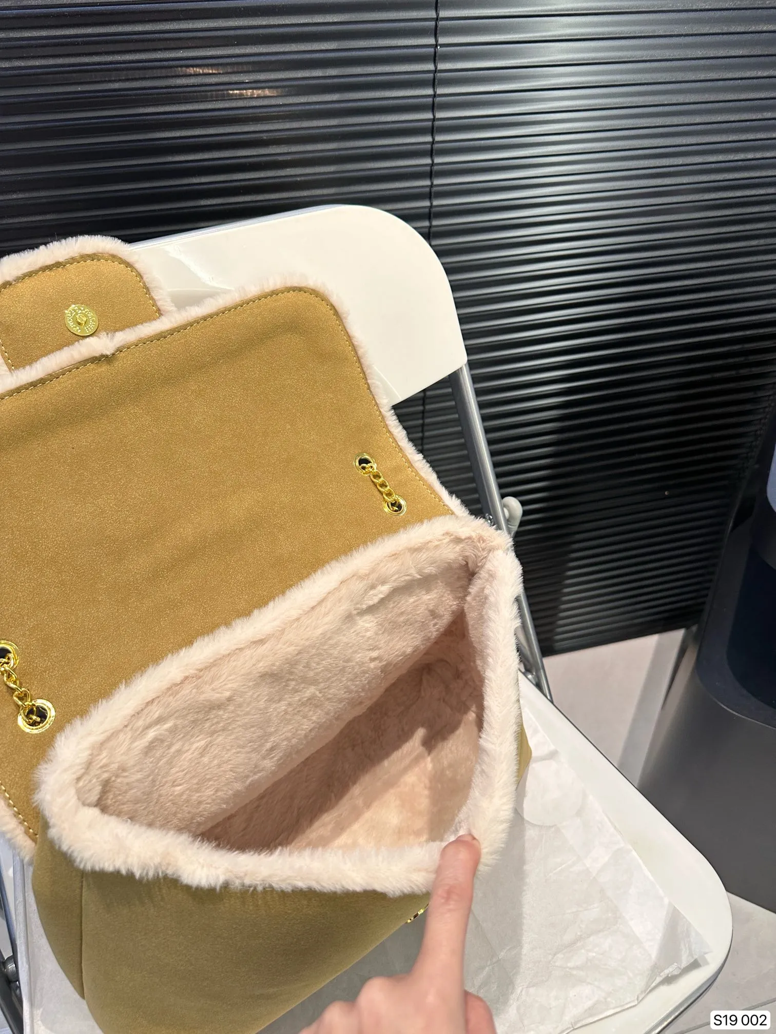 P145 赛琳秋冬限定|毛茸茸的celine链条包 celine这次的新品我很满意这只毛茸茸的托特真的很可爱,在秋叶飘零的时候背上有多应景了秋冬氛围感直接拿捏!尺寸:32 23 货号002