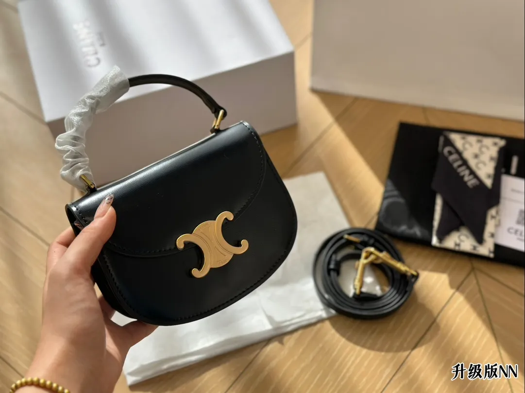 ¥180配盒 LISA同款可爱手提小包一枚! CELINE BESACE TRIOMPHE太太太太可爱啦!可盐可甜!虽然放不下手机但是可以装下你的其他东西鸭!尺寸15*12