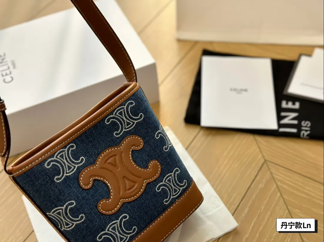 ¥125配盒 瑟琳Celine TRIOMPHE通体刺绣牛仔布和牛皮革迷你水桶包,5x16x7cm:19. 5x16x7cm