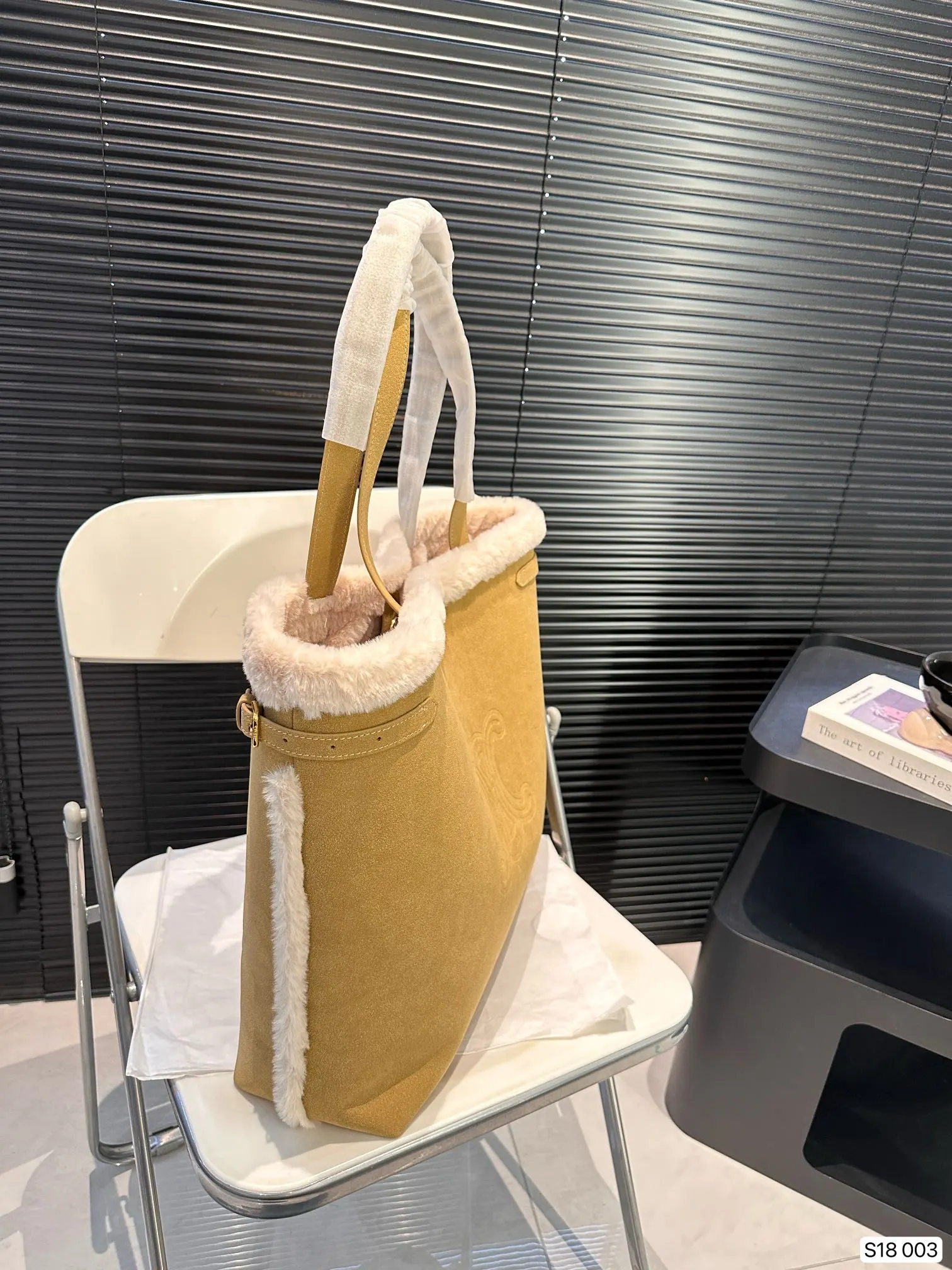 P140 赛琳秋冬限定|毛茸茸的celine托特包 celine这次的新品我很满意这只毛茸茸的托特真的很可爱,在秋叶飘零的时候背上有多应景了秋冬氛围感直接拿捏!尺寸:40 34 货号003