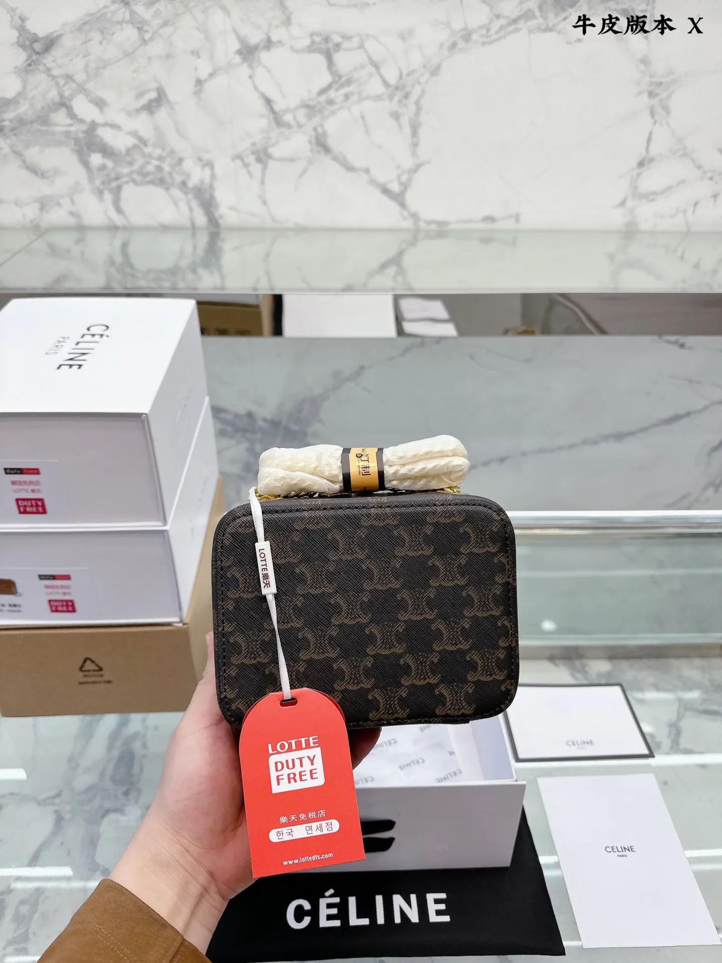 牛皮版本 p120 Celine新款Box 小方包 CELINE这几天入的Celine包包们,不得不说这款腋下包也太好看了吧~什么衣服都好配不管深色还是淡色秋冬还是春夏搭配起来都是毫无违和感的 除了好搭配容量也是非常大之前用过老花腋下的宝宝应该.都知道钱包手机都是妥妥塞的下还松动有余动17 13cm