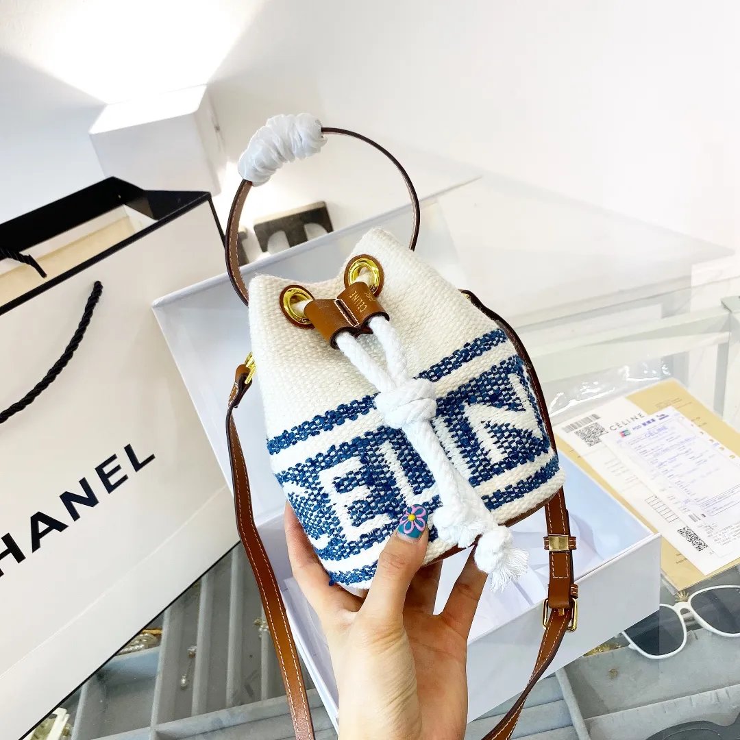 p155折叠礼盒包装🎁 Celine赛琳 新款水桶，复古编织水桶包 潮人们背的最多的包包大概就是这款 单肩、斜跨都不是问题，有种慵慵懒懒的街头风J-108尺寸 15.15.18