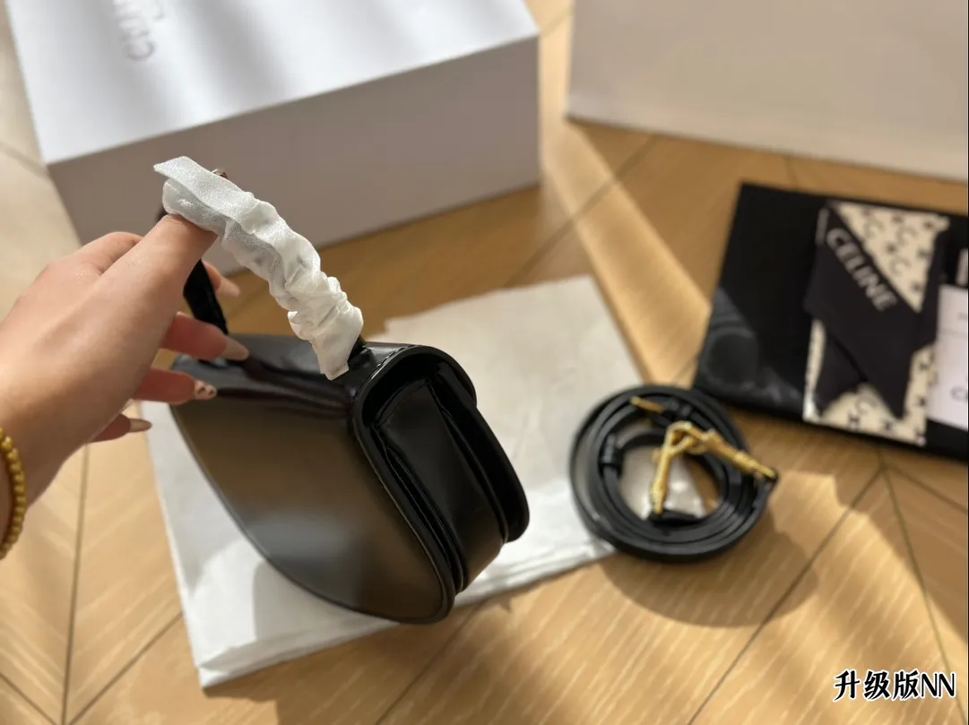 &yen;180配盒 LISA同款可爱手提小包一枚！ CELINE BESACE TRIOMPHE太太太太可爱啦！可盐可甜！虽然放不下手机但是可以装下你的其他东西鸭！尺寸15*12