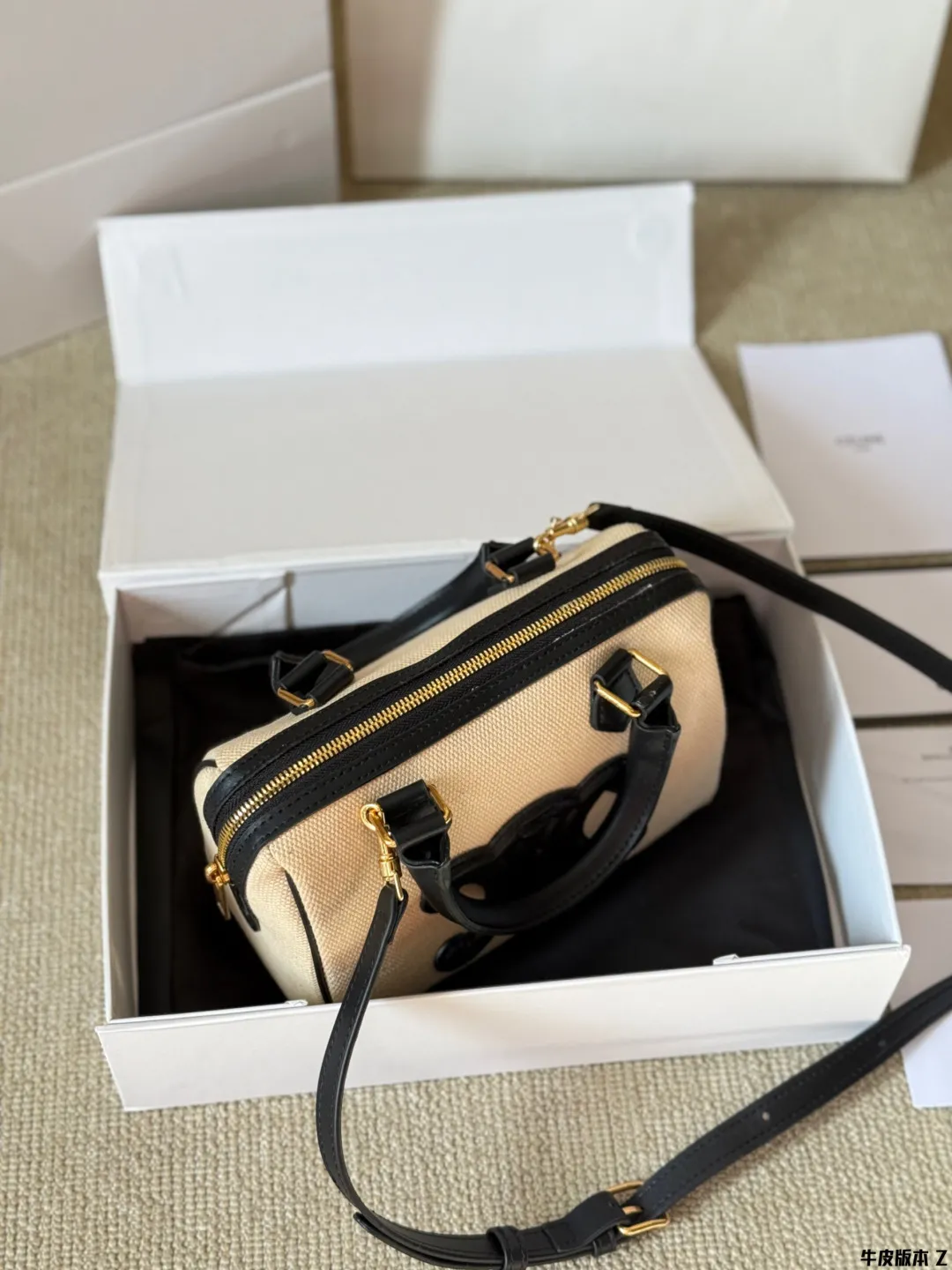 牛皮版本 p170 Celine 枕头包 很喜欢Lisa近期机场照总是背着的波士顿包 高颜值 有着原设计本身经典的味道高颜值的复古文艺气息 简洁利落的包身线条,复古印花图案真的很Old school, 不经意的高级,心尖尖喜欢的款秒get 尺寸20 14 配盒