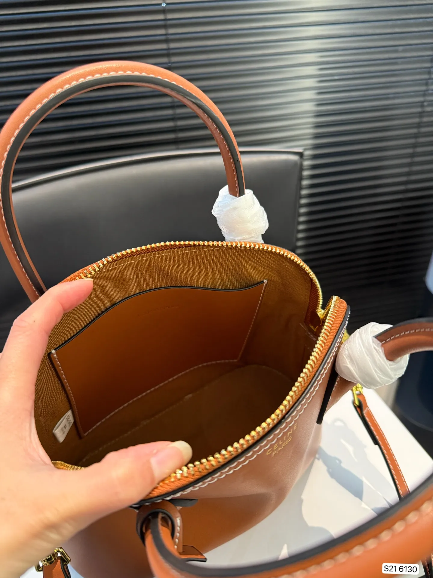 P155 配折叠盒子 赛琳贝壳 CELINE| 限定特别款来袭 全新的包型 可手提也可以斜挎肩背 是本季的老花限定特定款哦!! 超有气质的一款~ 尺寸:21.5 18 货号6130