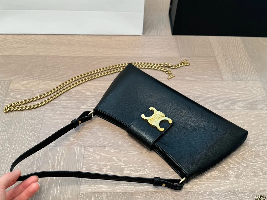 ¥150折叠盒 Celine赛琳腋下包 满满的设计感 复古中透露着优雅 超级高级的配色 实物绝对惊艳到你 尺寸 30 15