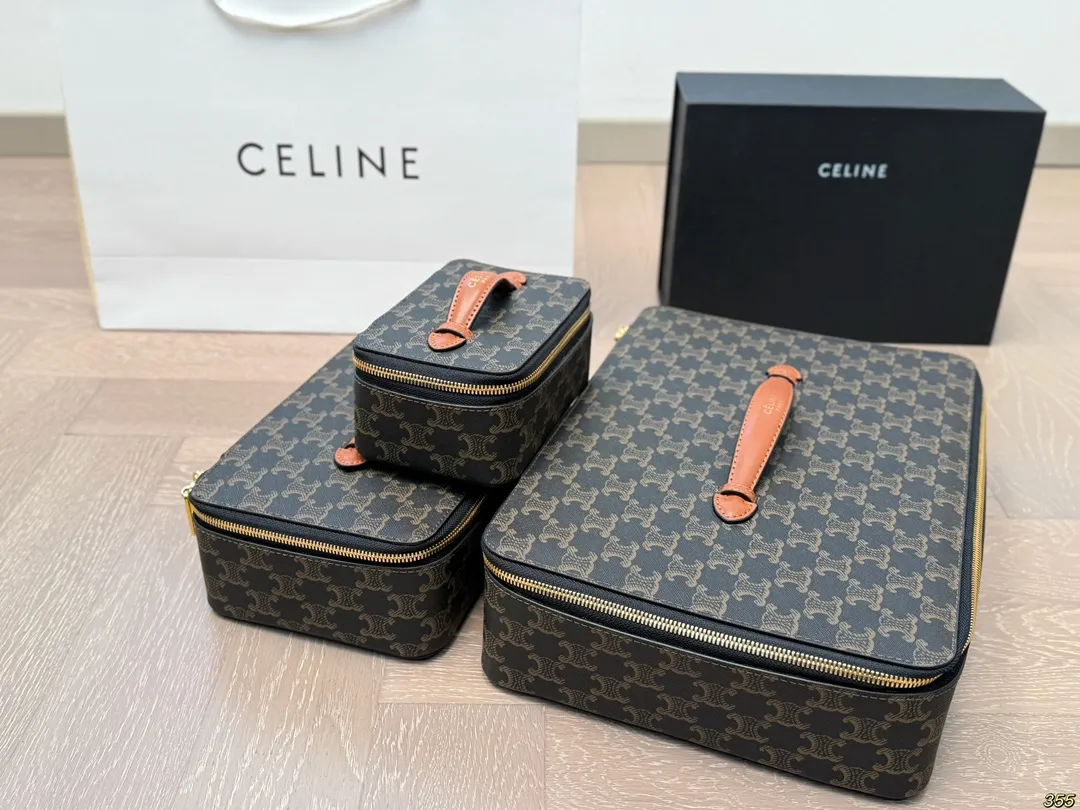 ¥140/¥130/¥120配盒 赛琳Celine专柜同款包!化妆包化妆箱,非常可爱🐶专柜同款老花面料!经典爆款!原版五金👍高端品质!任意出入专柜毫无压力!非常实用哦!尺寸:34 24 9/27 15 8/15 10 7