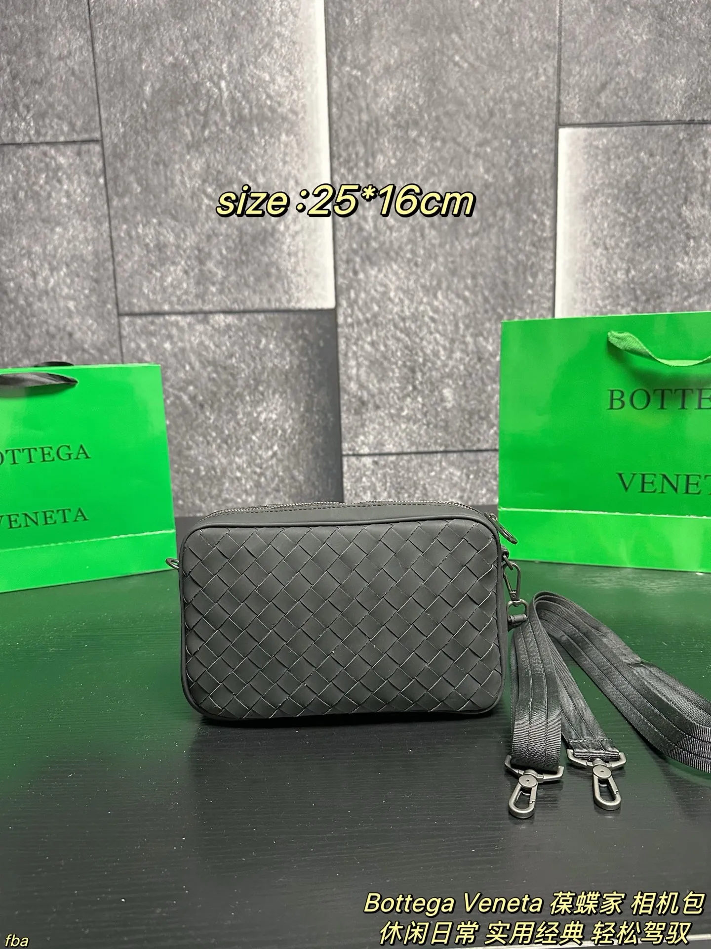P135配盒 Bottega Veneta 葆蝶家 相机包 方正的相机包造型,配有前置拉链小袋与主仓拉链开合,内部含拉链暗袋/帆布隔层,可容纳手机、钱包、平板等日常小物;搭配可调节尼龙肩带,支持单肩、斜挎两种背法。整体简约无明显logo,黑色编织纹理低调奢华,适配商务、休闲、日常出行等多种场景,是BV男士包袋中兼具实用性与品牌辨识度的经典款 尺寸:25*16cm